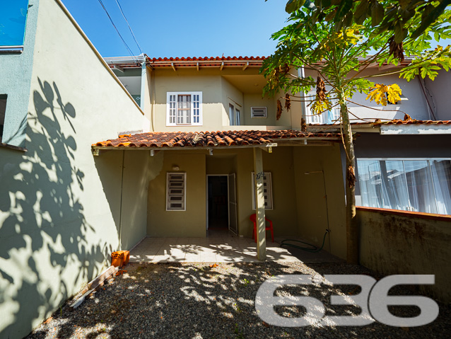 Oportunidade a poucos metros do mar em Balneário Barra do Sul/SC!
Se você busca um imóvel funcional, com excelente custo-benefício e localização privilegiada para desfrutar da tranquilidade do litoral catarinense, este sobrado geminado no bairro Salinas é para você!
Localizado a apenas 190 metros da praia, este imóvel oferece a combinação ideal entre praticidade, conforto e acessibilidade. Situado em uma região em franca valorização, próximo a pizzaria, mercado, restaurante e a poucos minutos dos comércios centrais da cidade, ele atende perfeitamente tanto quem deseja morar com qualidade de vida quanto quem busca investir para locação de temporada.
Com 73,40 m² de área, o sobrado apresenta ambientes bem distribuídos em dois pavimentos. No térreo, destaque para a sala de estar integrada à copa e cozinha, além de banheiro social, área de serviço e espaço para refeições rápidas. No andar superior, encontram-se três dormitórios arejados, com excelente iluminação natural,
O imóvel está edificado em terreno plano com 72,00 m², o que garante maior incidência solar ao longo do dia. A estrutura conta ainda com 2 vagas de garagem descobertas, quintal murado, grades de segurança e conexão à internet por fibra, além de estar desocupado, pronto para receber sua família!
Composição do imóvel:
3 dormitórios
2 banheiros
Sala de estar
Copa e cozinha conjugadas
Área de serviço
Sacada
2 vagas de garagem descobertas
Murado
Permite animais
Infraestrutura ao redor:
Perto de vias de acesso e transporte público
Proximidade com escolas, hospitais e comércios essenciais
Não perca esta chance de garantir seu imóvel no litoral com segurança jurídica, assessoria completa e mais de 30 anos de experiência que só a 636 Negócios Imobiliários oferece.
Entre em contato com um de nossos especialistas e agende sua visita agora mesmo!
636 NEGÓCIOS IMOBILIÁRIOS: A SUA MELHOR ESCOLHA
Com mais de 30 anos de experiência, a 636 Negócios Imobiliários é sua parceira ideal para encontrar o imóvel perfeito. Estamos prontos para ajudá-lo a fazer deste imóvel o seu novo lar.
Telefone: (47) 3451-0636
WhatsApp: (47) 99190-0636
Não perca esta oportunidade única. Visite nosso site para mais informações: i636.com.br