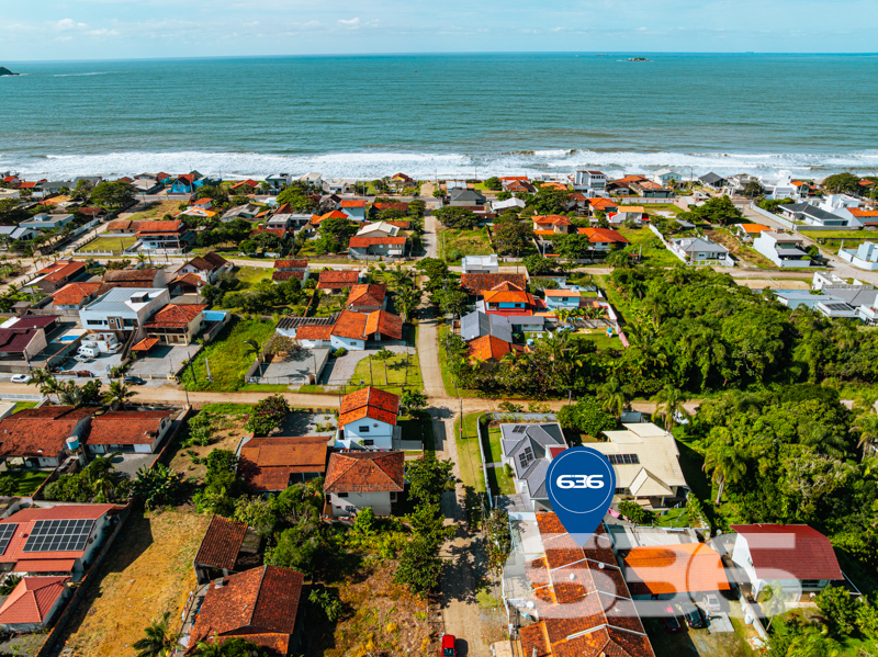 Oportunidade a poucos metros do mar em Balneário Barra do Sul/SC!
Se você busca um imóvel funcional, com excelente custo-benefício e localização privilegiada para desfrutar da tranquilidade do litoral catarinense, este sobrado geminado no bairro Salinas é para você!
Localizado a apenas 190 metros da praia, este imóvel oferece a combinação ideal entre praticidade, conforto e acessibilidade. Situado em uma região em franca valorização, próximo a pizzaria, mercado, restaurante e a poucos minutos dos comércios centrais da cidade, ele atende perfeitamente tanto quem deseja morar com qualidade de vida quanto quem busca investir para locação de temporada.
Com 73,40 m² de área, o sobrado apresenta ambientes bem distribuídos em dois pavimentos. No térreo, destaque para a sala de estar integrada à copa e cozinha, além de banheiro social, área de serviço e espaço para refeições rápidas. No andar superior, encontram-se três dormitórios arejados, com excelente iluminação natural,
O imóvel está edificado em terreno plano com 72,00 m², o que garante maior incidência solar ao longo do dia. A estrutura conta ainda com 2 vagas de garagem descobertas, quintal murado, grades de segurança e conexão à internet por fibra, além de estar desocupado, pronto para receber sua família!
Composição do imóvel:
3 dormitórios
2 banheiros
Sala de estar
Copa e cozinha conjugadas
Área de serviço
Sacada
2 vagas de garagem descobertas
Murado
Permite animais
Infraestrutura ao redor:
Perto de vias de acesso e transporte público
Proximidade com escolas, hospitais e comércios essenciais
Não perca esta chance de garantir seu imóvel no litoral com segurança jurídica, assessoria completa e mais de 30 anos de experiência que só a 636 Negócios Imobiliários oferece.
Entre em contato com um de nossos especialistas e agende sua visita agora mesmo!
636 NEGÓCIOS IMOBILIÁRIOS: A SUA MELHOR ESCOLHA
Com mais de 30 anos de experiência, a 636 Negócios Imobiliários é sua parceira ideal para encontrar o imóvel perfeito. Estamos prontos para ajudá-lo a fazer deste imóvel o seu novo lar.
Telefone: (47) 3451-0636
WhatsApp: (47) 99190-0636
Não perca esta oportunidade única. Visite nosso site para mais informações: i636.com.br