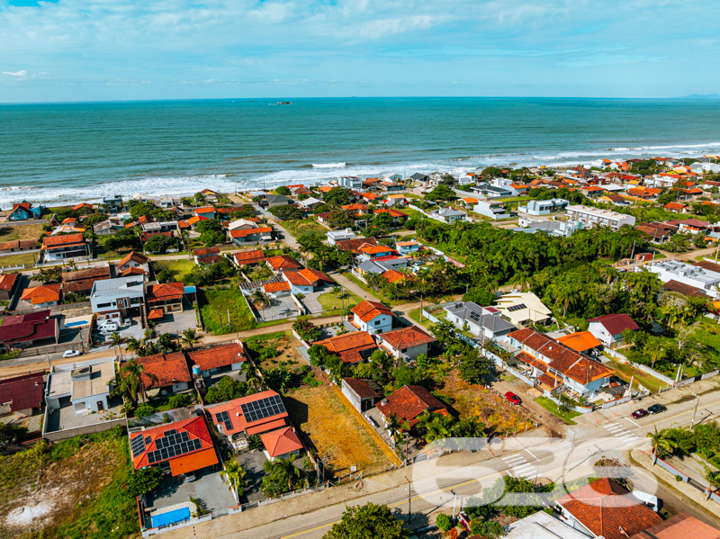 Oportunidade a poucos metros do mar em Balneário Barra do Sul/SC!
Se você busca um imóvel funcional, com excelente custo-benefício e localização privilegiada para desfrutar da tranquilidade do litoral catarinense, este sobrado geminado no bairro Salinas é para você!
Localizado a apenas 190 metros da praia, este imóvel oferece a combinação ideal entre praticidade, conforto e acessibilidade. Situado em uma região em franca valorização, próximo a pizzaria, mercado, restaurante e a poucos minutos dos comércios centrais da cidade, ele atende perfeitamente tanto quem deseja morar com qualidade de vida quanto quem busca investir para locação de temporada.
Com 73,40 m² de área, o sobrado apresenta ambientes bem distribuídos em dois pavimentos. No térreo, destaque para a sala de estar integrada à copa e cozinha, além de banheiro social, área de serviço e espaço para refeições rápidas. No andar superior, encontram-se três dormitórios arejados, com excelente iluminação natural,
O imóvel está edificado em terreno plano com 72,00 m², o que garante maior incidência solar ao longo do dia. A estrutura conta ainda com 2 vagas de garagem descobertas, quintal murado, grades de segurança e conexão à internet por fibra, além de estar desocupado, pronto para receber sua família!
Composição do imóvel:
3 dormitórios
2 banheiros
Sala de estar
Copa e cozinha conjugadas
Área de serviço
Sacada
2 vagas de garagem descobertas
Murado
Permite animais
Infraestrutura ao redor:
Perto de vias de acesso e transporte público
Proximidade com escolas, hospitais e comércios essenciais
Não perca esta chance de garantir seu imóvel no litoral com segurança jurídica, assessoria completa e mais de 30 anos de experiência que só a 636 Negócios Imobiliários oferece.
Entre em contato com um de nossos especialistas e agende sua visita agora mesmo!
636 NEGÓCIOS IMOBILIÁRIOS: A SUA MELHOR ESCOLHA
Com mais de 30 anos de experiência, a 636 Negócios Imobiliários é sua parceira ideal para encontrar o imóvel perfeito. Estamos prontos para ajudá-lo a fazer deste imóvel o seu novo lar.
Telefone: (47) 3451-0636
WhatsApp: (47) 99190-0636
Não perca esta oportunidade única. Visite nosso site para mais informações: i636.com.br