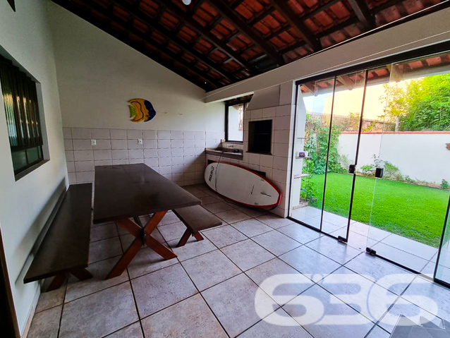 SOBRADO EM EXCELENTE LOCALIZAÇÃO NA PRAINHA
Seja bem-vindo à sua nova residência, localizada na primeira quadra da deslumbrante Prainha em São Francisco do Sul. Essa é uma oportunidade única de viver em um lugar privilegiado, com uma localização excepcional e uma casa em ótimo estado de conservação.
Ao adentrar o sobrado, você será recebido por ambientes amplos e bem distribuídos. A suíte principal e mais três dormitórios oferecem conforto e privacidade para toda a família. A sacada proporciona uma vista encantadora, onde você poderá desfrutar momentos de relaxamento e contemplação.
A copa e cozinha conjugada são perfeitas para reunir a família e os amigos em torno de deliciosas refeições. As salas de estar e jantar, bem iluminadas, são ideais para receber visitas e desfrutar de momentos especiais.
A casa ainda conta com uma sala íntima, perfeita para momentos de descontração e lazer em família, além de dois banheiros, área de serviço e um jardim encantador.
A área de festas com churrasqueira é o lugar perfeito para celebrar momentos especiais com amigos e familiares. E, para sua comodidade, o imóvel possui uma garagem coberta para dois carros e duas vagas descobertas.
Com uma área total de 215,58m², totalmente averbada, essa casa é o seu refúgio particular em um dos destinos mais desejados de Santa Catarina. A proximidade com uma das melhores praias do estado é um dos grandes destaques dessa propriedade.
Agende agora mesmo uma visita e encante-se com essa oferta imperdível.
Fale conosco e saiba mais:
Telefone: (47) 3451-0636
WhatsApp: (47) 99190-0636
Imobiliária 636.