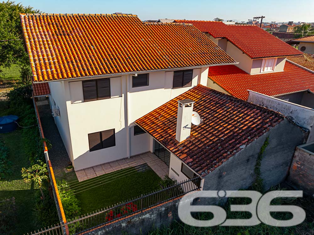 SOBRADO EM EXCELENTE LOCALIZAÇÃO NA PRAINHA
Seja bem-vindo à sua nova residência, localizada na primeira quadra da deslumbrante Prainha em São Francisco do Sul. Essa é uma oportunidade única de viver em um lugar privilegiado, com uma localização excepcional e uma casa em ótimo estado de conservação.
Ao adentrar o sobrado, você será recebido por ambientes amplos e bem distribuídos. A suíte principal e mais três dormitórios oferecem conforto e privacidade para toda a família. A sacada proporciona uma vista encantadora, onde você poderá desfrutar momentos de relaxamento e contemplação.
A copa e cozinha conjugada são perfeitas para reunir a família e os amigos em torno de deliciosas refeições. As salas de estar e jantar, bem iluminadas, são ideais para receber visitas e desfrutar de momentos especiais.
A casa ainda conta com uma sala íntima, perfeita para momentos de descontração e lazer em família, além de dois banheiros, área de serviço e um jardim encantador.
A área de festas com churrasqueira é o lugar perfeito para celebrar momentos especiais com amigos e familiares. E, para sua comodidade, o imóvel possui uma garagem coberta para dois carros e duas vagas descobertas.
Com uma área total de 215,58m², totalmente averbada, essa casa é o seu refúgio particular em um dos destinos mais desejados de Santa Catarina. A proximidade com uma das melhores praias do estado é um dos grandes destaques dessa propriedade.
Agende agora mesmo uma visita e encante-se com essa oferta imperdível.
Fale conosco e saiba mais:
Telefone: (47) 3451-0636
WhatsApp: (47) 99190-0636
Imobiliária 636.
