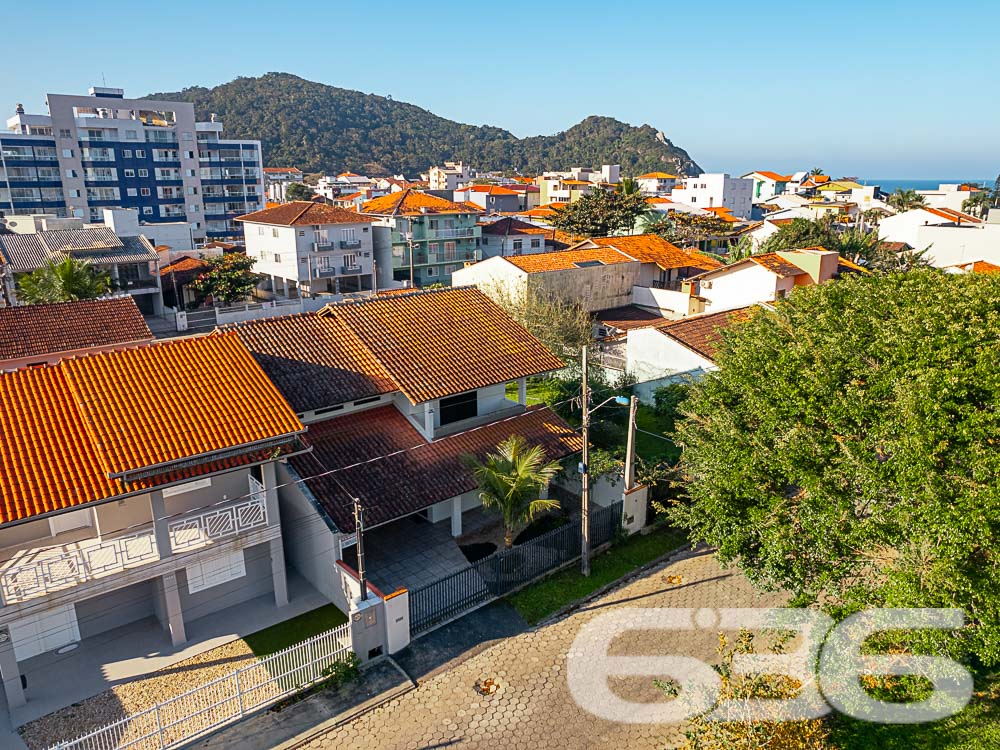 SOBRADO EM EXCELENTE LOCALIZAÇÃO NA PRAINHA
Seja bem-vindo à sua nova residência, localizada na primeira quadra da deslumbrante Prainha em São Francisco do Sul. Essa é uma oportunidade única de viver em um lugar privilegiado, com uma localização excepcional e uma casa em ótimo estado de conservação.
Ao adentrar o sobrado, você será recebido por ambientes amplos e bem distribuídos. A suíte principal e mais três dormitórios oferecem conforto e privacidade para toda a família. A sacada proporciona uma vista encantadora, onde você poderá desfrutar momentos de relaxamento e contemplação.
A copa e cozinha conjugada são perfeitas para reunir a família e os amigos em torno de deliciosas refeições. As salas de estar e jantar, bem iluminadas, são ideais para receber visitas e desfrutar de momentos especiais.
A casa ainda conta com uma sala íntima, perfeita para momentos de descontração e lazer em família, além de dois banheiros, área de serviço e um jardim encantador.
A área de festas com churrasqueira é o lugar perfeito para celebrar momentos especiais com amigos e familiares. E, para sua comodidade, o imóvel possui uma garagem coberta para dois carros e duas vagas descobertas.
Com uma área total de 215,58m², totalmente averbada, essa casa é o seu refúgio particular em um dos destinos mais desejados de Santa Catarina. A proximidade com uma das melhores praias do estado é um dos grandes destaques dessa propriedade.
Agende agora mesmo uma visita e encante-se com essa oferta imperdível.
Fale conosco e saiba mais:
Telefone: (47) 3451-0636
WhatsApp: (47) 99190-0636
Imobiliária 636.