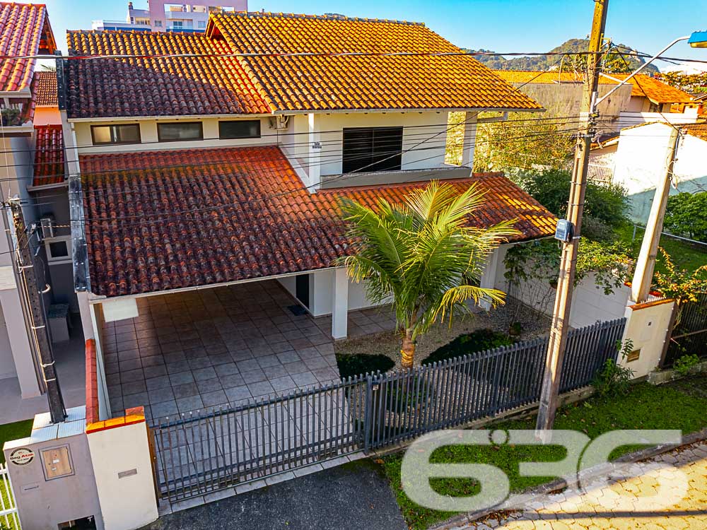 SOBRADO EM EXCELENTE LOCALIZAÇÃO NA PRAINHA
Seja bem-vindo à sua nova residência, localizada na primeira quadra da deslumbrante Prainha em São Francisco do Sul. Essa é uma oportunidade única de viver em um lugar privilegiado, com uma localização excepcional e uma casa em ótimo estado de conservação.
Ao adentrar o sobrado, você será recebido por ambientes amplos e bem distribuídos. A suíte principal e mais três dormitórios oferecem conforto e privacidade para toda a família. A sacada proporciona uma vista encantadora, onde você poderá desfrutar momentos de relaxamento e contemplação.
A copa e cozinha conjugada são perfeitas para reunir a família e os amigos em torno de deliciosas refeições. As salas de estar e jantar, bem iluminadas, são ideais para receber visitas e desfrutar de momentos especiais.
A casa ainda conta com uma sala íntima, perfeita para momentos de descontração e lazer em família, além de dois banheiros, área de serviço e um jardim encantador.
A área de festas com churrasqueira é o lugar perfeito para celebrar momentos especiais com amigos e familiares. E, para sua comodidade, o imóvel possui uma garagem coberta para dois carros e duas vagas descobertas.
Com uma área total de 215,58m², totalmente averbada, essa casa é o seu refúgio particular em um dos destinos mais desejados de Santa Catarina. A proximidade com uma das melhores praias do estado é um dos grandes destaques dessa propriedade.
Agende agora mesmo uma visita e encante-se com essa oferta imperdível.
Fale conosco e saiba mais:
Telefone: (47) 3451-0636
WhatsApp: (47) 99190-0636
Imobiliária 636.