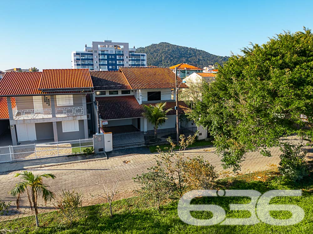 SOBRADO EM EXCELENTE LOCALIZAÇÃO NA PRAINHA
Seja bem-vindo à sua nova residência, localizada na primeira quadra da deslumbrante Prainha em São Francisco do Sul. Essa é uma oportunidade única de viver em um lugar privilegiado, com uma localização excepcional e uma casa em ótimo estado de conservação.
Ao adentrar o sobrado, você será recebido por ambientes amplos e bem distribuídos. A suíte principal e mais três dormitórios oferecem conforto e privacidade para toda a família. A sacada proporciona uma vista encantadora, onde você poderá desfrutar momentos de relaxamento e contemplação.
A copa e cozinha conjugada são perfeitas para reunir a família e os amigos em torno de deliciosas refeições. As salas de estar e jantar, bem iluminadas, são ideais para receber visitas e desfrutar de momentos especiais.
A casa ainda conta com uma sala íntima, perfeita para momentos de descontração e lazer em família, além de dois banheiros, área de serviço e um jardim encantador.
A área de festas com churrasqueira é o lugar perfeito para celebrar momentos especiais com amigos e familiares. E, para sua comodidade, o imóvel possui uma garagem coberta para dois carros e duas vagas descobertas.
Com uma área total de 215,58m², totalmente averbada, essa casa é o seu refúgio particular em um dos destinos mais desejados de Santa Catarina. A proximidade com uma das melhores praias do estado é um dos grandes destaques dessa propriedade.
Agende agora mesmo uma visita e encante-se com essa oferta imperdível.
Fale conosco e saiba mais:
Telefone: (47) 3451-0636
WhatsApp: (47) 99190-0636
Imobiliária 636.