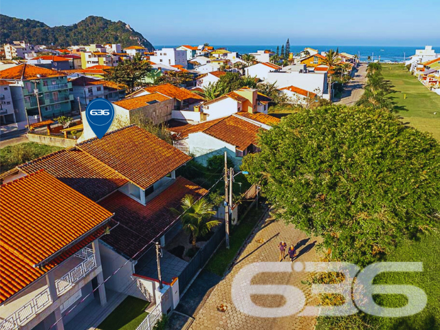 SOBRADO EM EXCELENTE LOCALIZAÇÃO NA PRAINHA
Seja bem-vindo à sua nova residência, localizada na primeira quadra da deslumbrante Prainha em São Francisco do Sul. Essa é uma oportunidade única de viver em um lugar privilegiado, com uma localização excepcional e uma casa em ótimo estado de conservação.
Ao adentrar o sobrado, você será recebido por ambientes amplos e bem distribuídos. A suíte principal e mais três dormitórios oferecem conforto e privacidade para toda a família. A sacada proporciona uma vista encantadora, onde você poderá desfrutar momentos de relaxamento e contemplação.
A copa e cozinha conjugada são perfeitas para reunir a família e os amigos em torno de deliciosas refeições. As salas de estar e jantar, bem iluminadas, são ideais para receber visitas e desfrutar de momentos especiais.
A casa ainda conta com uma sala íntima, perfeita para momentos de descontração e lazer em família, além de dois banheiros, área de serviço e um jardim encantador.
A área de festas com churrasqueira é o lugar perfeito para celebrar momentos especiais com amigos e familiares. E, para sua comodidade, o imóvel possui uma garagem coberta para dois carros e duas vagas descobertas.
Com uma área total de 215,58m², totalmente averbada, essa casa é o seu refúgio particular em um dos destinos mais desejados de Santa Catarina. A proximidade com uma das melhores praias do estado é um dos grandes destaques dessa propriedade.
Agende agora mesmo uma visita e encante-se com essa oferta imperdível.
Fale conosco e saiba mais:
Telefone: (47) 3451-0636
WhatsApp: (47) 99190-0636
Imobiliária 636.