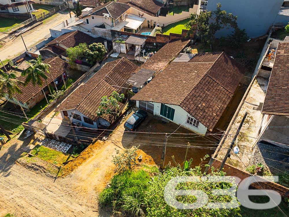 OPORTUNIDADE NO BAIRRO GUANABARA!

Apresentamos a você uma oportunidade no bairro Guanabara em Joinville. Com um terreno generoso de 524,47m², aqui é uma mina de ouro para investidores inteligentes.

A localização é um bônus adicional. No bairro Guanabara, você estará próximo a tudo o que precisa - escolas, mercados, transporte público e muito mais. Aproveite o conforto da vida urbana sem abrir mão da tranquilidade que um lar proporciona.

Não perca essa chance de viver e investir com sabedoria.

Fale conosco e saiba mais:
Telefone: (47) 3451-0636
WhatsApp: (47) 99190-0636

Imobiliária 636.