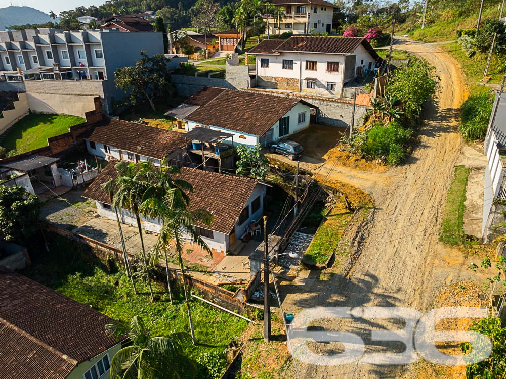OPORTUNIDADE NO BAIRRO GUANABARA!

Apresentamos a você uma oportunidade no bairro Guanabara em Joinville. Com um terreno generoso de 524,47m², aqui é uma mina de ouro para investidores inteligentes.

A localização é um bônus adicional. No bairro Guanabara, você estará próximo a tudo o que precisa - escolas, mercados, transporte público e muito mais. Aproveite o conforto da vida urbana sem abrir mão da tranquilidade que um lar proporciona.

Não perca essa chance de viver e investir com sabedoria.

Fale conosco e saiba mais:
Telefone: (47) 3451-0636
WhatsApp: (47) 99190-0636

Imobiliária 636.