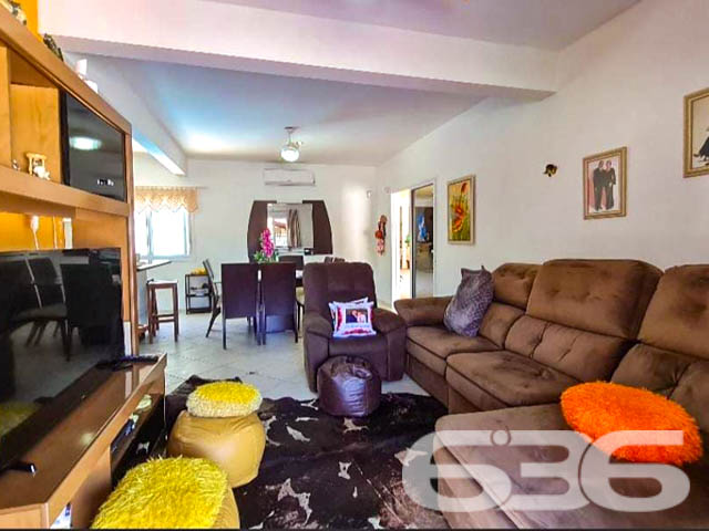 ÓTIMA CASA A 300 METROS DA DO MAR, NA PRAIA DE UBATUBA - SÃO FRANCISCO DO SUL!
Preparado para viver momentos inesquecíveis? Então, esta casa é perfeita para você! Apenas a 300 metros da excelente praia de Ubatuba, em São Francisco do Sul, você encontrará este verdadeiro refúgio de conforto e lazer, com uma localização simplesmente espetacular.
Com peças amplas e um bom design, esta casa é um verdadeiro convite para o bem-estar e a harmonia. São 230m² de área construída, distribuídos em uma suíte e mais 4 dormitórios acolhedores. Para acomodar sua família e amigos com total conforto, duas cozinhas completas facilitarão os momentos de confraternização.
Não para por aí! A casa também conta com uma sala de estar perfeita para relaxar, uma sala de jogos que proporcionará diversão sem limites, e um home office para momentos de produtividade. E que tal se refrescar em uma piscina privativa ou aproveitar a área de festas com churrasqueira para celebrar os melhores momentos da vida?
Com uma abertura de 18 metros, o terreno de 382,50m² ainda possui um belo jardim que traz mais beleza e tranquilidade ao ambiente. A casa oferece ainda garagem coberta para 3 carros e vaga descoberta.
Se você busca qualidade de vida, lazer e proximidade com a natureza, esta casa é a escolha certa! Não perca tempo e agende agora mesmo uma visita.
Fale conosco e saiba mais:
Telefone: (47) 3448-3636
WhatsApp: (47) 99190-0636
Imobiliária 636.