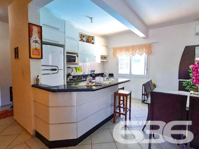 ÓTIMA CASA A 300 METROS DA DO MAR, NA PRAIA DE UBATUBA - SÃO FRANCISCO DO SUL!
Preparado para viver momentos inesquecíveis? Então, esta casa é perfeita para você! Apenas a 300 metros da excelente praia de Ubatuba, em São Francisco do Sul, você encontrará este verdadeiro refúgio de conforto e lazer, com uma localização simplesmente espetacular.
Com peças amplas e um bom design, esta casa é um verdadeiro convite para o bem-estar e a harmonia. São 230m² de área construída, distribuídos em uma suíte e mais 4 dormitórios acolhedores. Para acomodar sua família e amigos com total conforto, duas cozinhas completas facilitarão os momentos de confraternização.
Não para por aí! A casa também conta com uma sala de estar perfeita para relaxar, uma sala de jogos que proporcionará diversão sem limites, e um home office para momentos de produtividade. E que tal se refrescar em uma piscina privativa ou aproveitar a área de festas com churrasqueira para celebrar os melhores momentos da vida?
Com uma abertura de 18 metros, o terreno de 382,50m² ainda possui um belo jardim que traz mais beleza e tranquilidade ao ambiente. A casa oferece ainda garagem coberta para 3 carros e vaga descoberta.
Se você busca qualidade de vida, lazer e proximidade com a natureza, esta casa é a escolha certa! Não perca tempo e agende agora mesmo uma visita.
Fale conosco e saiba mais:
Telefone: (47) 3448-3636
WhatsApp: (47) 99190-0636
Imobiliária 636.