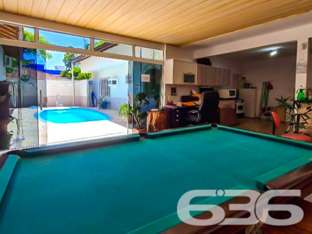 ÓTIMA CASA A 300 METROS DA DO MAR, NA PRAIA DE UBATUBA - SÃO FRANCISCO DO SUL!
Preparado para viver momentos inesquecíveis? Então, esta casa é perfeita para você! Apenas a 300 metros da excelente praia de Ubatuba, em São Francisco do Sul, você encontrará este verdadeiro refúgio de conforto e lazer, com uma localização simplesmente espetacular.
Com peças amplas e um bom design, esta casa é um verdadeiro convite para o bem-estar e a harmonia. São 230m² de área construída, distribuídos em uma suíte e mais 4 dormitórios acolhedores. Para acomodar sua família e amigos com total conforto, duas cozinhas completas facilitarão os momentos de confraternização.
Não para por aí! A casa também conta com uma sala de estar perfeita para relaxar, uma sala de jogos que proporcionará diversão sem limites, e um home office para momentos de produtividade. E que tal se refrescar em uma piscina privativa ou aproveitar a área de festas com churrasqueira para celebrar os melhores momentos da vida?
Com uma abertura de 18 metros, o terreno de 382,50m² ainda possui um belo jardim que traz mais beleza e tranquilidade ao ambiente. A casa oferece ainda garagem coberta para 3 carros e vaga descoberta.
Se você busca qualidade de vida, lazer e proximidade com a natureza, esta casa é a escolha certa! Não perca tempo e agende agora mesmo uma visita.
Fale conosco e saiba mais:
Telefone: (47) 3448-3636
WhatsApp: (47) 99190-0636
Imobiliária 636.