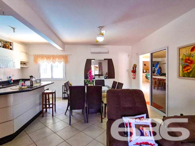 ÓTIMA CASA A 300 METROS DA DO MAR, NA PRAIA DE UBATUBA - SÃO FRANCISCO DO SUL!
Preparado para viver momentos inesquecíveis? Então, esta casa é perfeita para você! Apenas a 300 metros da excelente praia de Ubatuba, em São Francisco do Sul, você encontrará este verdadeiro refúgio de conforto e lazer, com uma localização simplesmente espetacular.
Com peças amplas e um bom design, esta casa é um verdadeiro convite para o bem-estar e a harmonia. São 230m² de área construída, distribuídos em uma suíte e mais 4 dormitórios acolhedores. Para acomodar sua família e amigos com total conforto, duas cozinhas completas facilitarão os momentos de confraternização.
Não para por aí! A casa também conta com uma sala de estar perfeita para relaxar, uma sala de jogos que proporcionará diversão sem limites, e um home office para momentos de produtividade. E que tal se refrescar em uma piscina privativa ou aproveitar a área de festas com churrasqueira para celebrar os melhores momentos da vida?
Com uma abertura de 18 metros, o terreno de 382,50m² ainda possui um belo jardim que traz mais beleza e tranquilidade ao ambiente. A casa oferece ainda garagem coberta para 3 carros e vaga descoberta.
Se você busca qualidade de vida, lazer e proximidade com a natureza, esta casa é a escolha certa! Não perca tempo e agende agora mesmo uma visita.
Fale conosco e saiba mais:
Telefone: (47) 3448-3636
WhatsApp: (47) 99190-0636
Imobiliária 636.