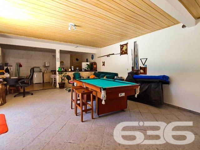 ÓTIMA CASA A 300 METROS DA DO MAR, NA PRAIA DE UBATUBA - SÃO FRANCISCO DO SUL!
Preparado para viver momentos inesquecíveis? Então, esta casa é perfeita para você! Apenas a 300 metros da excelente praia de Ubatuba, em São Francisco do Sul, você encontrará este verdadeiro refúgio de conforto e lazer, com uma localização simplesmente espetacular.
Com peças amplas e um bom design, esta casa é um verdadeiro convite para o bem-estar e a harmonia. São 230m² de área construída, distribuídos em uma suíte e mais 4 dormitórios acolhedores. Para acomodar sua família e amigos com total conforto, duas cozinhas completas facilitarão os momentos de confraternização.
Não para por aí! A casa também conta com uma sala de estar perfeita para relaxar, uma sala de jogos que proporcionará diversão sem limites, e um home office para momentos de produtividade. E que tal se refrescar em uma piscina privativa ou aproveitar a área de festas com churrasqueira para celebrar os melhores momentos da vida?
Com uma abertura de 18 metros, o terreno de 382,50m² ainda possui um belo jardim que traz mais beleza e tranquilidade ao ambiente. A casa oferece ainda garagem coberta para 3 carros e vaga descoberta.
Se você busca qualidade de vida, lazer e proximidade com a natureza, esta casa é a escolha certa! Não perca tempo e agende agora mesmo uma visita.
Fale conosco e saiba mais:
Telefone: (47) 3448-3636
WhatsApp: (47) 99190-0636
Imobiliária 636.