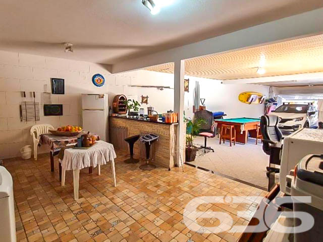 ÓTIMA CASA A 300 METROS DA DO MAR, NA PRAIA DE UBATUBA - SÃO FRANCISCO DO SUL!
Preparado para viver momentos inesquecíveis? Então, esta casa é perfeita para você! Apenas a 300 metros da excelente praia de Ubatuba, em São Francisco do Sul, você encontrará este verdadeiro refúgio de conforto e lazer, com uma localização simplesmente espetacular.
Com peças amplas e um bom design, esta casa é um verdadeiro convite para o bem-estar e a harmonia. São 230m² de área construída, distribuídos em uma suíte e mais 4 dormitórios acolhedores. Para acomodar sua família e amigos com total conforto, duas cozinhas completas facilitarão os momentos de confraternização.
Não para por aí! A casa também conta com uma sala de estar perfeita para relaxar, uma sala de jogos que proporcionará diversão sem limites, e um home office para momentos de produtividade. E que tal se refrescar em uma piscina privativa ou aproveitar a área de festas com churrasqueira para celebrar os melhores momentos da vida?
Com uma abertura de 18 metros, o terreno de 382,50m² ainda possui um belo jardim que traz mais beleza e tranquilidade ao ambiente. A casa oferece ainda garagem coberta para 3 carros e vaga descoberta.
Se você busca qualidade de vida, lazer e proximidade com a natureza, esta casa é a escolha certa! Não perca tempo e agende agora mesmo uma visita.
Fale conosco e saiba mais:
Telefone: (47) 3448-3636
WhatsApp: (47) 99190-0636
Imobiliária 636.