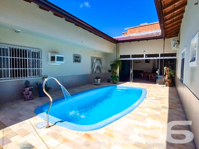 ÓTIMA CASA A 300 METROS DA DO MAR, NA PRAIA DE UBATUBA - SÃO FRANCISCO DO SUL!
Preparado para viver momentos inesquecíveis? Então, esta casa é perfeita para você! Apenas a 300 metros da excelente praia de Ubatuba, em São Francisco do Sul, você encontrará este verdadeiro refúgio de conforto e lazer, com uma localização simplesmente espetacular.
Com peças amplas e um bom design, esta casa é um verdadeiro convite para o bem-estar e a harmonia. São 230m² de área construída, distribuídos em uma suíte e mais 4 dormitórios acolhedores. Para acomodar sua família e amigos com total conforto, duas cozinhas completas facilitarão os momentos de confraternização.
Não para por aí! A casa também conta com uma sala de estar perfeita para relaxar, uma sala de jogos que proporcionará diversão sem limites, e um home office para momentos de produtividade. E que tal se refrescar em uma piscina privativa ou aproveitar a área de festas com churrasqueira para celebrar os melhores momentos da vida?
Com uma abertura de 18 metros, o terreno de 382,50m² ainda possui um belo jardim que traz mais beleza e tranquilidade ao ambiente. A casa oferece ainda garagem coberta para 3 carros e vaga descoberta.
Se você busca qualidade de vida, lazer e proximidade com a natureza, esta casa é a escolha certa! Não perca tempo e agende agora mesmo uma visita.
Fale conosco e saiba mais:
Telefone: (47) 3448-3636
WhatsApp: (47) 99190-0636
Imobiliária 636.