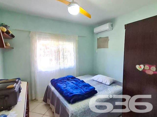 ÓTIMA CASA A 300 METROS DA DO MAR, NA PRAIA DE UBATUBA - SÃO FRANCISCO DO SUL!
Preparado para viver momentos inesquecíveis? Então, esta casa é perfeita para você! Apenas a 300 metros da excelente praia de Ubatuba, em São Francisco do Sul, você encontrará este verdadeiro refúgio de conforto e lazer, com uma localização simplesmente espetacular.
Com peças amplas e um bom design, esta casa é um verdadeiro convite para o bem-estar e a harmonia. São 230m² de área construída, distribuídos em uma suíte e mais 4 dormitórios acolhedores. Para acomodar sua família e amigos com total conforto, duas cozinhas completas facilitarão os momentos de confraternização.
Não para por aí! A casa também conta com uma sala de estar perfeita para relaxar, uma sala de jogos que proporcionará diversão sem limites, e um home office para momentos de produtividade. E que tal se refrescar em uma piscina privativa ou aproveitar a área de festas com churrasqueira para celebrar os melhores momentos da vida?
Com uma abertura de 18 metros, o terreno de 382,50m² ainda possui um belo jardim que traz mais beleza e tranquilidade ao ambiente. A casa oferece ainda garagem coberta para 3 carros e vaga descoberta.
Se você busca qualidade de vida, lazer e proximidade com a natureza, esta casa é a escolha certa! Não perca tempo e agende agora mesmo uma visita.
Fale conosco e saiba mais:
Telefone: (47) 3448-3636
WhatsApp: (47) 99190-0636
Imobiliária 636.