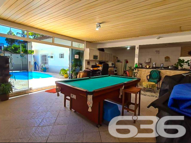 ÓTIMA CASA A 300 METROS DA DO MAR, NA PRAIA DE UBATUBA - SÃO FRANCISCO DO SUL!
Preparado para viver momentos inesquecíveis? Então, esta casa é perfeita para você! Apenas a 300 metros da excelente praia de Ubatuba, em São Francisco do Sul, você encontrará este verdadeiro refúgio de conforto e lazer, com uma localização simplesmente espetacular.
Com peças amplas e um bom design, esta casa é um verdadeiro convite para o bem-estar e a harmonia. São 230m² de área construída, distribuídos em uma suíte e mais 4 dormitórios acolhedores. Para acomodar sua família e amigos com total conforto, duas cozinhas completas facilitarão os momentos de confraternização.
Não para por aí! A casa também conta com uma sala de estar perfeita para relaxar, uma sala de jogos que proporcionará diversão sem limites, e um home office para momentos de produtividade. E que tal se refrescar em uma piscina privativa ou aproveitar a área de festas com churrasqueira para celebrar os melhores momentos da vida?
Com uma abertura de 18 metros, o terreno de 382,50m² ainda possui um belo jardim que traz mais beleza e tranquilidade ao ambiente. A casa oferece ainda garagem coberta para 3 carros e vaga descoberta.
Se você busca qualidade de vida, lazer e proximidade com a natureza, esta casa é a escolha certa! Não perca tempo e agende agora mesmo uma visita.
Fale conosco e saiba mais:
Telefone: (47) 3448-3636
WhatsApp: (47) 99190-0636
Imobiliária 636.