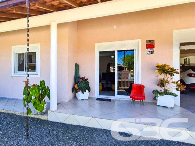 ÓTIMA CASA A 300 METROS DA DO MAR, NA PRAIA DE UBATUBA - SÃO FRANCISCO DO SUL!
Preparado para viver momentos inesquecíveis? Então, esta casa é perfeita para você! Apenas a 300 metros da excelente praia de Ubatuba, em São Francisco do Sul, você encontrará este verdadeiro refúgio de conforto e lazer, com uma localização simplesmente espetacular.
Com peças amplas e um bom design, esta casa é um verdadeiro convite para o bem-estar e a harmonia. São 230m² de área construída, distribuídos em uma suíte e mais 4 dormitórios acolhedores. Para acomodar sua família e amigos com total conforto, duas cozinhas completas facilitarão os momentos de confraternização.
Não para por aí! A casa também conta com uma sala de estar perfeita para relaxar, uma sala de jogos que proporcionará diversão sem limites, e um home office para momentos de produtividade. E que tal se refrescar em uma piscina privativa ou aproveitar a área de festas com churrasqueira para celebrar os melhores momentos da vida?
Com uma abertura de 18 metros, o terreno de 382,50m² ainda possui um belo jardim que traz mais beleza e tranquilidade ao ambiente. A casa oferece ainda garagem coberta para 3 carros e vaga descoberta.
Se você busca qualidade de vida, lazer e proximidade com a natureza, esta casa é a escolha certa! Não perca tempo e agende agora mesmo uma visita.
Fale conosco e saiba mais:
Telefone: (47) 3448-3636
WhatsApp: (47) 99190-0636
Imobiliária 636.