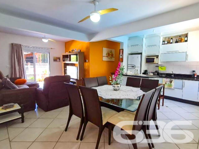 ÓTIMA CASA A 300 METROS DA DO MAR, NA PRAIA DE UBATUBA - SÃO FRANCISCO DO SUL!
Preparado para viver momentos inesquecíveis? Então, esta casa é perfeita para você! Apenas a 300 metros da excelente praia de Ubatuba, em São Francisco do Sul, você encontrará este verdadeiro refúgio de conforto e lazer, com uma localização simplesmente espetacular.
Com peças amplas e um bom design, esta casa é um verdadeiro convite para o bem-estar e a harmonia. São 230m² de área construída, distribuídos em uma suíte e mais 4 dormitórios acolhedores. Para acomodar sua família e amigos com total conforto, duas cozinhas completas facilitarão os momentos de confraternização.
Não para por aí! A casa também conta com uma sala de estar perfeita para relaxar, uma sala de jogos que proporcionará diversão sem limites, e um home office para momentos de produtividade. E que tal se refrescar em uma piscina privativa ou aproveitar a área de festas com churrasqueira para celebrar os melhores momentos da vida?
Com uma abertura de 18 metros, o terreno de 382,50m² ainda possui um belo jardim que traz mais beleza e tranquilidade ao ambiente. A casa oferece ainda garagem coberta para 3 carros e vaga descoberta.
Se você busca qualidade de vida, lazer e proximidade com a natureza, esta casa é a escolha certa! Não perca tempo e agende agora mesmo uma visita.
Fale conosco e saiba mais:
Telefone: (47) 3448-3636
WhatsApp: (47) 99190-0636
Imobiliária 636.