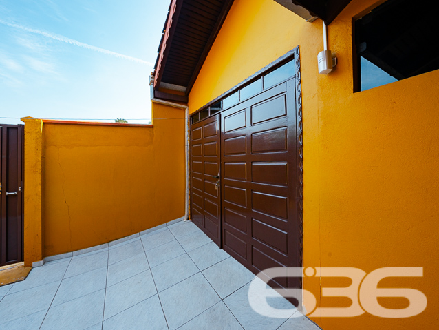 DESCUBRA ESSA OPORTUNIDADE DE INVESTIMENTO NO BAIRRO PARANAGUAMIRIM - ESTUDA PERMUTA 

Na parte superior do sobrado, você encontrará uma área espaçosa de 74m², dividida em duas salas, com um banheiro. Essa área pode ser facilmente adaptada para moradia, oferecendo uma excelente opção para aluguel, com um valor de locação estimado em R$ 1500,00.

Com uma edícula de 12m² equipada com churrasqueira, você terá um espaço perfeito para confraternizar com amigos e familiares, criando memórias inesquecíveis em momentos de lazer.

Além disso, o sobrado conta com duas salas comerciais de 30m² cada na parte da frente. Essas salas são uma excelente oportunidade para investimento, pois cada uma pode ser alugada por R$ 1500,00, proporcionando uma ótima fonte de renda.

Localizado em uma região estratégica, o bairro Paranaguamirim oferece fácil acesso a diversas comodidades, tornando esse imóvel ainda mais atrativo.

Saiba mais:
Telefone: (47) 3451-0636
WhatsApp: (47) 99190-0636

Imobiliária 636.