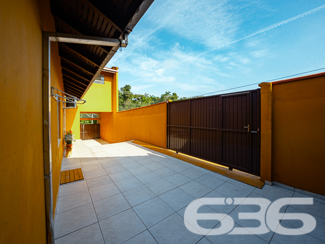 DESCUBRA ESSA OPORTUNIDADE DE INVESTIMENTO NO BAIRRO PARANAGUAMIRIM - ESTUDA PERMUTA 

Na parte superior do sobrado, você encontrará uma área espaçosa de 74m², dividida em duas salas, com um banheiro. Essa área pode ser facilmente adaptada para moradia, oferecendo uma excelente opção para aluguel, com um valor de locação estimado em R$ 1500,00.

Com uma edícula de 12m² equipada com churrasqueira, você terá um espaço perfeito para confraternizar com amigos e familiares, criando memórias inesquecíveis em momentos de lazer.

Além disso, o sobrado conta com duas salas comerciais de 30m² cada na parte da frente. Essas salas são uma excelente oportunidade para investimento, pois cada uma pode ser alugada por R$ 1500,00, proporcionando uma ótima fonte de renda.

Localizado em uma região estratégica, o bairro Paranaguamirim oferece fácil acesso a diversas comodidades, tornando esse imóvel ainda mais atrativo.

Saiba mais:
Telefone: (47) 3451-0636
WhatsApp: (47) 99190-0636

Imobiliária 636.