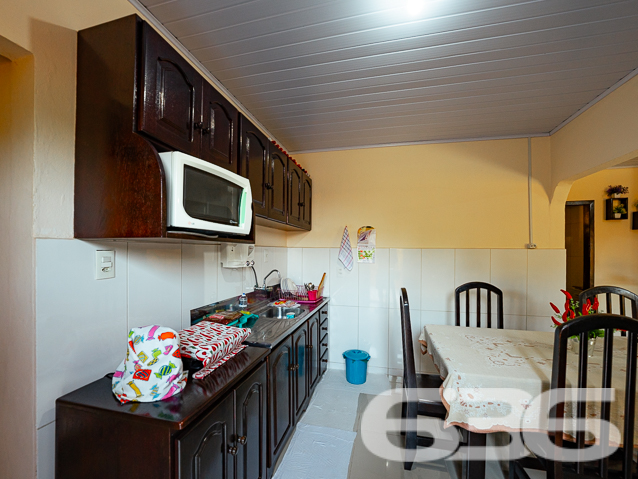 DESCUBRA ESSA OPORTUNIDADE DE INVESTIMENTO NO BAIRRO PARANAGUAMIRIM - ESTUDA PERMUTA 

Na parte superior do sobrado, você encontrará uma área espaçosa de 74m², dividida em duas salas, com um banheiro. Essa área pode ser facilmente adaptada para moradia, oferecendo uma excelente opção para aluguel, com um valor de locação estimado em R$ 1500,00.

Com uma edícula de 12m² equipada com churrasqueira, você terá um espaço perfeito para confraternizar com amigos e familiares, criando memórias inesquecíveis em momentos de lazer.

Além disso, o sobrado conta com duas salas comerciais de 30m² cada na parte da frente. Essas salas são uma excelente oportunidade para investimento, pois cada uma pode ser alugada por R$ 1500,00, proporcionando uma ótima fonte de renda.

Localizado em uma região estratégica, o bairro Paranaguamirim oferece fácil acesso a diversas comodidades, tornando esse imóvel ainda mais atrativo.

Saiba mais:
Telefone: (47) 3451-0636
WhatsApp: (47) 99190-0636

Imobiliária 636.