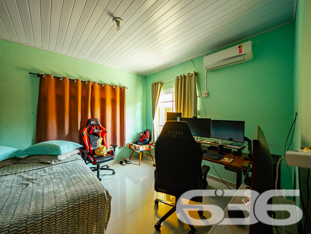 DESCUBRA ESSA OPORTUNIDADE DE INVESTIMENTO NO BAIRRO PARANAGUAMIRIM - ESTUDA PERMUTA 

Na parte superior do sobrado, você encontrará uma área espaçosa de 74m², dividida em duas salas, com um banheiro. Essa área pode ser facilmente adaptada para moradia, oferecendo uma excelente opção para aluguel, com um valor de locação estimado em R$ 1500,00.

Com uma edícula de 12m² equipada com churrasqueira, você terá um espaço perfeito para confraternizar com amigos e familiares, criando memórias inesquecíveis em momentos de lazer.

Além disso, o sobrado conta com duas salas comerciais de 30m² cada na parte da frente. Essas salas são uma excelente oportunidade para investimento, pois cada uma pode ser alugada por R$ 1500,00, proporcionando uma ótima fonte de renda.

Localizado em uma região estratégica, o bairro Paranaguamirim oferece fácil acesso a diversas comodidades, tornando esse imóvel ainda mais atrativo.

Saiba mais:
Telefone: (47) 3451-0636
WhatsApp: (47) 99190-0636

Imobiliária 636.