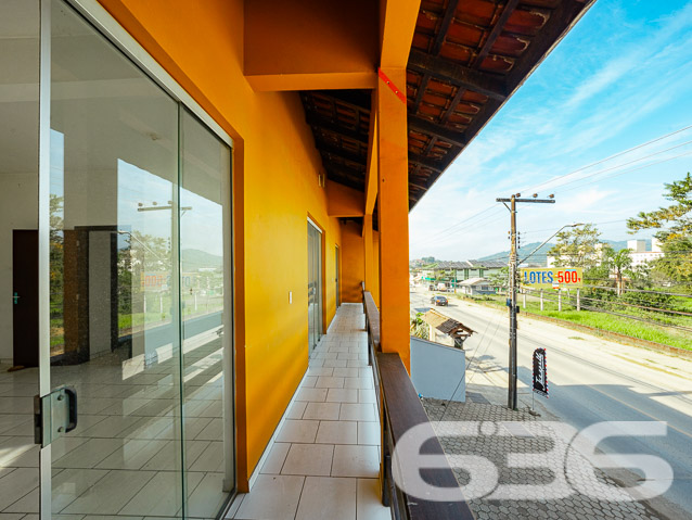DESCUBRA ESSA OPORTUNIDADE DE INVESTIMENTO NO BAIRRO PARANAGUAMIRIM - ESTUDA PERMUTA 

Na parte superior do sobrado, você encontrará uma área espaçosa de 74m², dividida em duas salas, com um banheiro. Essa área pode ser facilmente adaptada para moradia, oferecendo uma excelente opção para aluguel, com um valor de locação estimado em R$ 1500,00.

Com uma edícula de 12m² equipada com churrasqueira, você terá um espaço perfeito para confraternizar com amigos e familiares, criando memórias inesquecíveis em momentos de lazer.

Além disso, o sobrado conta com duas salas comerciais de 30m² cada na parte da frente. Essas salas são uma excelente oportunidade para investimento, pois cada uma pode ser alugada por R$ 1500,00, proporcionando uma ótima fonte de renda.

Localizado em uma região estratégica, o bairro Paranaguamirim oferece fácil acesso a diversas comodidades, tornando esse imóvel ainda mais atrativo.

Saiba mais:
Telefone: (47) 3451-0636
WhatsApp: (47) 99190-0636

Imobiliária 636.