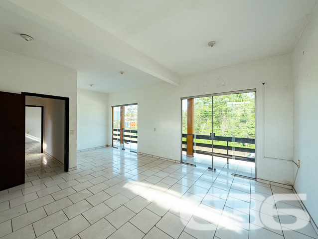 DESCUBRA ESSA OPORTUNIDADE DE INVESTIMENTO NO BAIRRO PARANAGUAMIRIM - ESTUDA PERMUTA 

Na parte superior do sobrado, você encontrará uma área espaçosa de 74m², dividida em duas salas, com um banheiro. Essa área pode ser facilmente adaptada para moradia, oferecendo uma excelente opção para aluguel, com um valor de locação estimado em R$ 1500,00.

Com uma edícula de 12m² equipada com churrasqueira, você terá um espaço perfeito para confraternizar com amigos e familiares, criando memórias inesquecíveis em momentos de lazer.

Além disso, o sobrado conta com duas salas comerciais de 30m² cada na parte da frente. Essas salas são uma excelente oportunidade para investimento, pois cada uma pode ser alugada por R$ 1500,00, proporcionando uma ótima fonte de renda.

Localizado em uma região estratégica, o bairro Paranaguamirim oferece fácil acesso a diversas comodidades, tornando esse imóvel ainda mais atrativo.

Saiba mais:
Telefone: (47) 3451-0636
WhatsApp: (47) 99190-0636

Imobiliária 636.