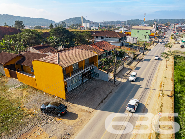DESCUBRA ESSA OPORTUNIDADE DE INVESTIMENTO NO BAIRRO PARANAGUAMIRIM - ESTUDA PERMUTA 

Na parte superior do sobrado, você encontrará uma área espaçosa de 74m², dividida em duas salas, com um banheiro. Essa área pode ser facilmente adaptada para moradia, oferecendo uma excelente opção para aluguel, com um valor de locação estimado em R$ 1500,00.

Com uma edícula de 12m² equipada com churrasqueira, você terá um espaço perfeito para confraternizar com amigos e familiares, criando memórias inesquecíveis em momentos de lazer.

Além disso, o sobrado conta com duas salas comerciais de 30m² cada na parte da frente. Essas salas são uma excelente oportunidade para investimento, pois cada uma pode ser alugada por R$ 1500,00, proporcionando uma ótima fonte de renda.

Localizado em uma região estratégica, o bairro Paranaguamirim oferece fácil acesso a diversas comodidades, tornando esse imóvel ainda mais atrativo.

Saiba mais:
Telefone: (47) 3451-0636
WhatsApp: (47) 99190-0636

Imobiliária 636.