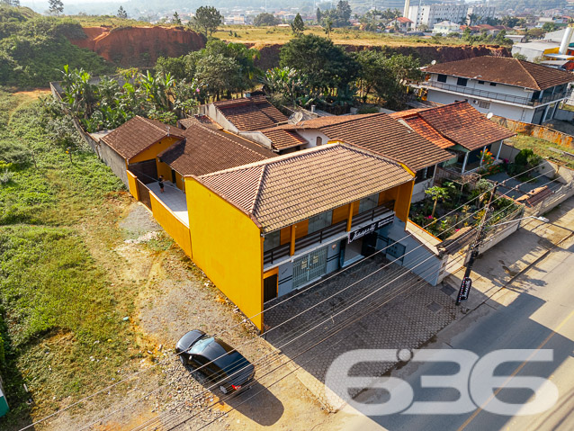 DESCUBRA ESSA OPORTUNIDADE DE INVESTIMENTO NO BAIRRO PARANAGUAMIRIM - ESTUDA PERMUTA 

Na parte superior do sobrado, você encontrará uma área espaçosa de 74m², dividida em duas salas, com um banheiro. Essa área pode ser facilmente adaptada para moradia, oferecendo uma excelente opção para aluguel, com um valor de locação estimado em R$ 1500,00.

Com uma edícula de 12m² equipada com churrasqueira, você terá um espaço perfeito para confraternizar com amigos e familiares, criando memórias inesquecíveis em momentos de lazer.

Além disso, o sobrado conta com duas salas comerciais de 30m² cada na parte da frente. Essas salas são uma excelente oportunidade para investimento, pois cada uma pode ser alugada por R$ 1500,00, proporcionando uma ótima fonte de renda.

Localizado em uma região estratégica, o bairro Paranaguamirim oferece fácil acesso a diversas comodidades, tornando esse imóvel ainda mais atrativo.

Saiba mais:
Telefone: (47) 3451-0636
WhatsApp: (47) 99190-0636

Imobiliária 636.