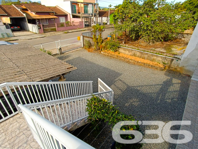 INVISTA E VIVA O DOBRO DO BEM-ESTAR NESTE SOBRADO - ESTUDA PERMUTA
Este imóvel é simplesmente incrível! Um sobrado generoso que proporciona não apenas uma, mas cinco ótimas oportunidades de investimento! Com sua disposição inteligente, ele está dividido em 5 quitinetes estrategicamente projetadas para oferecer conforto e comodidade aos moradores.
Na parte de cima, temos dois apartamentos, gerando uma renda extra garantida. Na parte inferior, encontramos mais três quitinetes que completam esse potencial de ganhos. Somados, os aluguéis proporcionam uma receita mensal de R$ 3.200,00! Um verdadeiro impulso financeiro para você aproveitar.
A localização é outra grande vantagem! Rua asfaltada, vizinhança bonita e com fácil acesso a todos os serviços essenciais, como mercados, padarias, escola, postinho de saúde, posto de gasolina e conveniências.
Acredite, essa oportunidade é única! Adquira esse imóvel e obtenha um retorno duplamente satisfatório: investimento sólido e qualidade de vida. Venha conhecer essa maravilha de perto!
Fale conosco e saiba mais:
Telefone: (47) 3451-0636
WhatsApp: (47) 99190-0636
Imobiliária 636.