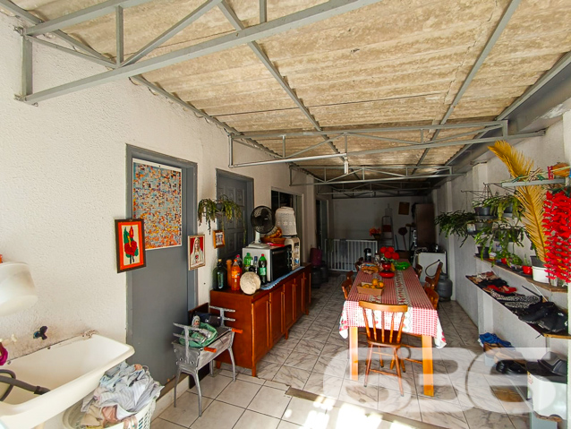 INVISTA E VIVA O DOBRO DO BEM-ESTAR NESTE SOBRADO - ESTUDA PERMUTA
Este imóvel é simplesmente incrível! Um sobrado generoso que proporciona não apenas uma, mas cinco ótimas oportunidades de investimento! Com sua disposição inteligente, ele está dividido em 5 quitinetes estrategicamente projetadas para oferecer conforto e comodidade aos moradores.
Na parte de cima, temos dois apartamentos, gerando uma renda extra garantida. Na parte inferior, encontramos mais três quitinetes que completam esse potencial de ganhos. Somados, os aluguéis proporcionam uma receita mensal de R$ 3.200,00! Um verdadeiro impulso financeiro para você aproveitar.
A localização é outra grande vantagem! Rua asfaltada, vizinhança bonita e com fácil acesso a todos os serviços essenciais, como mercados, padarias, escola, postinho de saúde, posto de gasolina e conveniências.
Acredite, essa oportunidade é única! Adquira esse imóvel e obtenha um retorno duplamente satisfatório: investimento sólido e qualidade de vida. Venha conhecer essa maravilha de perto!
Fale conosco e saiba mais:
Telefone: (47) 3451-0636
WhatsApp: (47) 99190-0636
Imobiliária 636.