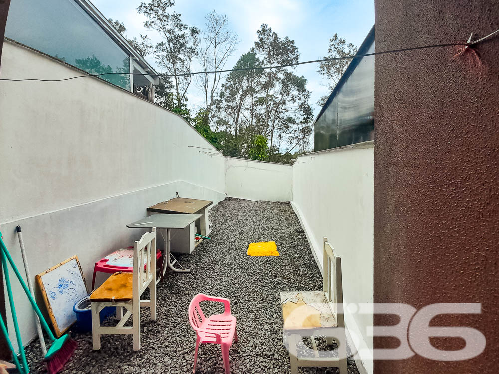 SOBRADO COM 2 DORMITÓRIOS NO BAIRRO JARIVATUBA - ESTUDA PERMUTA

Procurando um imóvel que combine conforto, segurança e localização? Este geminado averbado no bairro Jarivatuba em Joinville é a escolha perfeita! Com 2 dormitórios, garagem coberta para dois carros e um amplo terreno na frente e nos fundos, este imóvel oferece tudo o que você precisa para viver bem.

CARACTERÍSTICAS DO IMÓVEL:
Conta com 2 dormitórios aconchegantes, uma sala de estar espaçosa para momentos em família e um lavabo prático. A copa e cozinha conjugadas oferecem um ambiente ideal para refeições em família. Imagine também um belo jardim ou uma área de lazer nos espaços abertos do terreno!

LOCALIZAÇÃO ESTRATÉGICA:
Localizado no bairro Jarivatuba, você estará perto de vias de acesso, transporte público, escolas e serviços essenciais. Tudo o que você precisa está ao seu alcance!

636 NEGÓCIOS IMOBILIÁRIOS: A SUA MELHOR ESCOLHA
Com mais de 30 anos de experiência, a 636 Negócios Imobiliários é a sua parceira de confiança para encontrar o imóvel ideal. Entre em contato conosco para mais informações e agende sua visita hoje mesmo.
Telefone: (47) 3451-0636
WhatsApp: (47) 99190-0636
