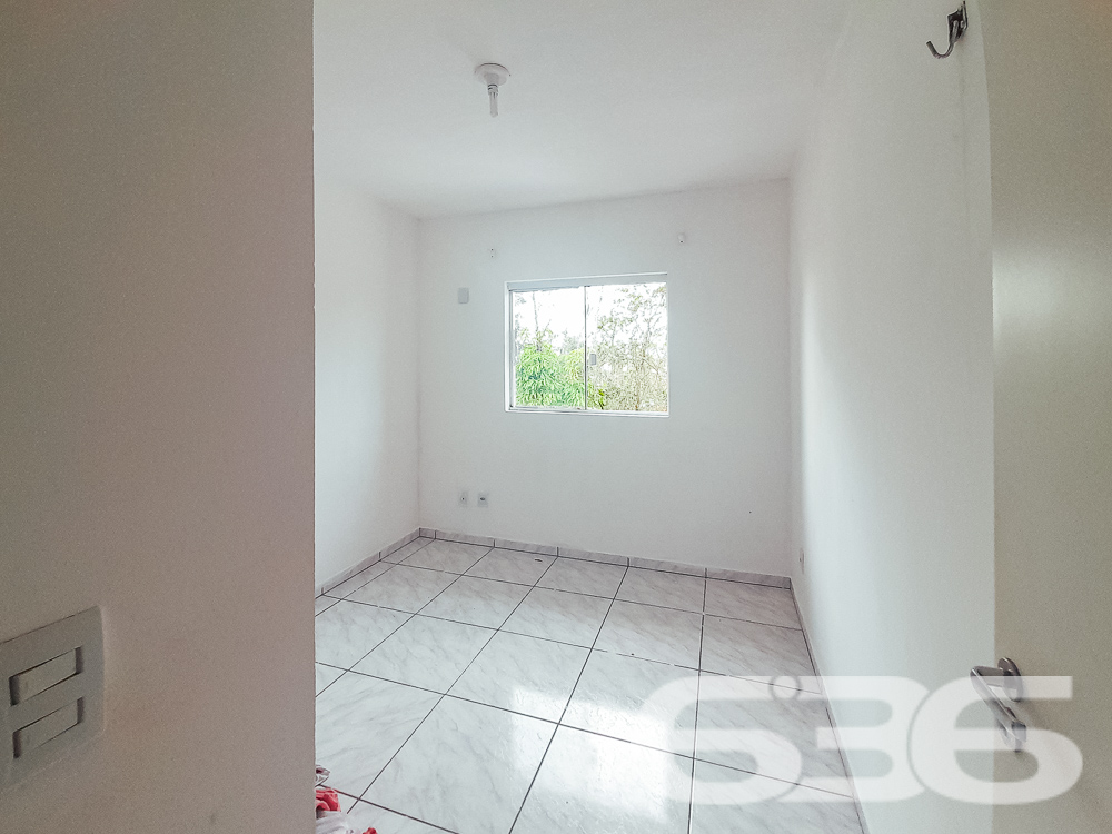 SOBRADO COM 2 DORMITÓRIOS NO BAIRRO JARIVATUBA - ESTUDA PERMUTA

Procurando um imóvel que combine conforto, segurança e localização? Este geminado averbado no bairro Jarivatuba em Joinville é a escolha perfeita! Com 2 dormitórios, garagem coberta para dois carros e um amplo terreno na frente e nos fundos, este imóvel oferece tudo o que você precisa para viver bem.

CARACTERÍSTICAS DO IMÓVEL:
Conta com 2 dormitórios aconchegantes, uma sala de estar espaçosa para momentos em família e um lavabo prático. A copa e cozinha conjugadas oferecem um ambiente ideal para refeições em família. Imagine também um belo jardim ou uma área de lazer nos espaços abertos do terreno!

LOCALIZAÇÃO ESTRATÉGICA:
Localizado no bairro Jarivatuba, você estará perto de vias de acesso, transporte público, escolas e serviços essenciais. Tudo o que você precisa está ao seu alcance!

636 NEGÓCIOS IMOBILIÁRIOS: A SUA MELHOR ESCOLHA
Com mais de 30 anos de experiência, a 636 Negócios Imobiliários é a sua parceira de confiança para encontrar o imóvel ideal. Entre em contato conosco para mais informações e agende sua visita hoje mesmo.
Telefone: (47) 3451-0636
WhatsApp: (47) 99190-0636