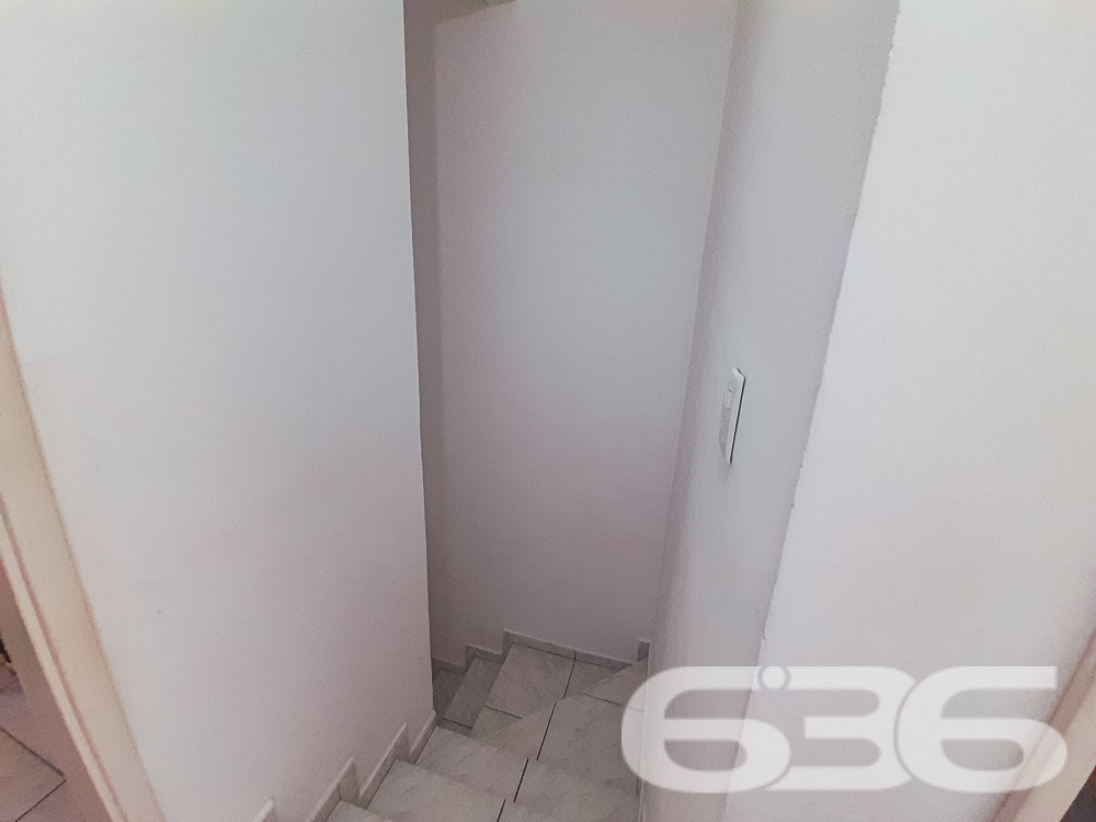 SOBRADO COM 2 DORMITÓRIOS NO BAIRRO JARIVATUBA - ESTUDA PERMUTA

Procurando um imóvel que combine conforto, segurança e localização? Este geminado averbado no bairro Jarivatuba em Joinville é a escolha perfeita! Com 2 dormitórios, garagem coberta para dois carros e um amplo terreno na frente e nos fundos, este imóvel oferece tudo o que você precisa para viver bem.

CARACTERÍSTICAS DO IMÓVEL:
Conta com 2 dormitórios aconchegantes, uma sala de estar espaçosa para momentos em família e um lavabo prático. A copa e cozinha conjugadas oferecem um ambiente ideal para refeições em família. Imagine também um belo jardim ou uma área de lazer nos espaços abertos do terreno!

LOCALIZAÇÃO ESTRATÉGICA:
Localizado no bairro Jarivatuba, você estará perto de vias de acesso, transporte público, escolas e serviços essenciais. Tudo o que você precisa está ao seu alcance!

636 NEGÓCIOS IMOBILIÁRIOS: A SUA MELHOR ESCOLHA
Com mais de 30 anos de experiência, a 636 Negócios Imobiliários é a sua parceira de confiança para encontrar o imóvel ideal. Entre em contato conosco para mais informações e agende sua visita hoje mesmo.
Telefone: (47) 3451-0636
WhatsApp: (47) 99190-0636