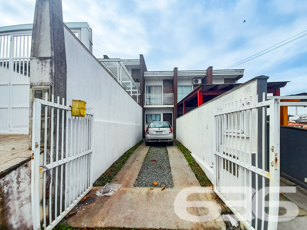 SOBRADO COM 2 DORMITÓRIOS NO BAIRRO JARIVATUBA - ESTUDA PERMUTA

Procurando um imóvel que combine conforto, segurança e localização? Este geminado averbado no bairro Jarivatuba em Joinville é a escolha perfeita! Com 2 dormitórios, garagem coberta para dois carros e um amplo terreno na frente e nos fundos, este imóvel oferece tudo o que você precisa para viver bem.

CARACTERÍSTICAS DO IMÓVEL:
Conta com 2 dormitórios aconchegantes, uma sala de estar espaçosa para momentos em família e um lavabo prático. A copa e cozinha conjugadas oferecem um ambiente ideal para refeições em família. Imagine também um belo jardim ou uma área de lazer nos espaços abertos do terreno!

LOCALIZAÇÃO ESTRATÉGICA:
Localizado no bairro Jarivatuba, você estará perto de vias de acesso, transporte público, escolas e serviços essenciais. Tudo o que você precisa está ao seu alcance!

636 NEGÓCIOS IMOBILIÁRIOS: A SUA MELHOR ESCOLHA
Com mais de 30 anos de experiência, a 636 Negócios Imobiliários é a sua parceira de confiança para encontrar o imóvel ideal. Entre em contato conosco para mais informações e agende sua visita hoje mesmo.
Telefone: (47) 3451-0636
WhatsApp: (47) 99190-0636