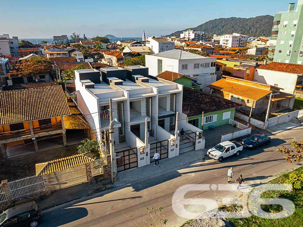 Sobrado Geminado Moderno na Praia da Enseada - São Francisco do Sul
Você está à procura de um imóvel novo, moderno e com acabamentos de alta qualidade em uma das mais belas praias de Santa Catarina? Este sobrado geminado é a escolha ideal para você e sua família. Localizado no bairro Enseada, em São Francisco do Sul, este imóvel oferece conforto, praticidade e um excelente custo-benefício.
Composição do imóvel:
* Dormitórios: 2
* Suíte: 1
* Banheiros: 2, incluindo um lavabo
* Garagem: 1 vaga
* Área de serviço: Sim
* Churrasqueira: Sim, espaço gourmet na parte externa
* Sala de estar e jantar: Amplas, integradas e iluminadas
* Cozinha: Conjugada com a sala, ideal para otimizar o espaço e promover a interação
* Sacada: Espaçosa, oferecendo um local perfeito para relaxar e apreciar a tranquilidade do bairro
A área externa é um dos grandes destaques deste imóvel. A churrasqueira com acabamento em pedra dá um toque rústico e aconchegante, ideal para reunir amigos e familiares para momentos especiais. A garagem oferece praticidade, enquanto as áreas sociais são perfeitas para quem gosta de receber visitas ou simplesmente aproveitar o conforto do lar.
Este imóvel está a poucos minutos da praia, permitindo que você desfrute de todo o charme e tranquilidade que São Francisco do Sul tem a oferecer. A localização é perfeita para quem busca qualidade de vida, com fácil acesso ao comércio local, escolas, farmácias e supermercados.
Porque Escolher Este Sobrado:
Este sobrado geminado é a combinação perfeita de modernidade, conforto e localização privilegiada. É a opção ideal para quem deseja investir em um imóvel novo, pronto para morar, em um dos bairros mais procurados de São Francisco do Sul. Não perca a oportunidade de realizar o sonho da casa própria em um local encantador, seguro e com toda a infraestrutura que você e sua família merecem.
Entre em contato conosco para agendar uma visita e venha conhecer de perto todos os detalhes que fazem deste imóvel uma excelente escolha. Na 636 Negócios Imobiliários, realizamos sonhos e construímos histórias de sucesso.
636 NEGÓCIOS IMOBILIÁRIOS: A SUA MELHOR ESCOLHA
Com mais de 30 anos de experiência, a 636 Negócios Imobiliários é sua parceira ideal para encontrar o imóvel perfeito. Estamos prontos para ajudá-lo a fazer deste imóvel o seu novo lar.
Telefone: (47) 3451-0636
WhatsApp: (47) 99190-0636
Não perca esta oportunidade única. Visite nosso site para mais informações: i636.com.br