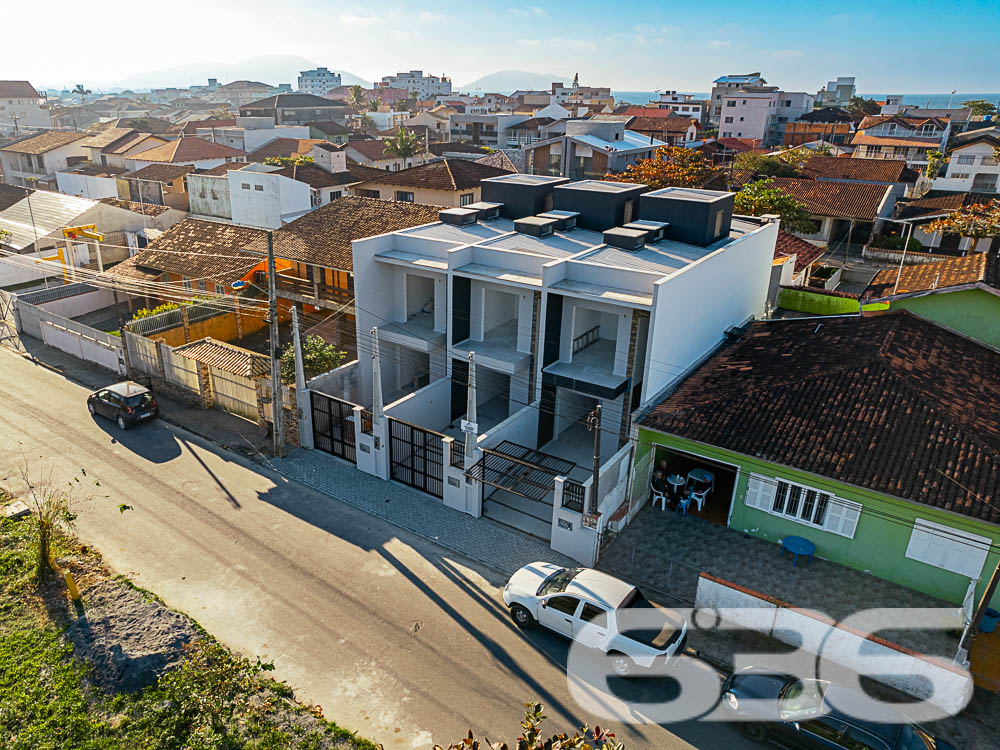 Sobrado Geminado Moderno na Praia da Enseada - São Francisco do Sul
Você está à procura de um imóvel novo, moderno e com acabamentos de alta qualidade em uma das mais belas praias de Santa Catarina? Este sobrado geminado é a escolha ideal para você e sua família. Localizado no bairro Enseada, em São Francisco do Sul, este imóvel oferece conforto, praticidade e um excelente custo-benefício.
Composição do imóvel:
* Dormitórios: 2
* Suíte: 1
* Banheiros: 2, incluindo um lavabo
* Garagem: 1 vaga
* Área de serviço: Sim
* Churrasqueira: Sim, espaço gourmet na parte externa
* Sala de estar e jantar: Amplas, integradas e iluminadas
* Cozinha: Conjugada com a sala, ideal para otimizar o espaço e promover a interação
* Sacada: Espaçosa, oferecendo um local perfeito para relaxar e apreciar a tranquilidade do bairro
A área externa é um dos grandes destaques deste imóvel. A churrasqueira com acabamento em pedra dá um toque rústico e aconchegante, ideal para reunir amigos e familiares para momentos especiais. A garagem oferece praticidade, enquanto as áreas sociais são perfeitas para quem gosta de receber visitas ou simplesmente aproveitar o conforto do lar.
Este imóvel está a poucos minutos da praia, permitindo que você desfrute de todo o charme e tranquilidade que São Francisco do Sul tem a oferecer. A localização é perfeita para quem busca qualidade de vida, com fácil acesso ao comércio local, escolas, farmácias e supermercados.
Porque Escolher Este Sobrado:
Este sobrado geminado é a combinação perfeita de modernidade, conforto e localização privilegiada. É a opção ideal para quem deseja investir em um imóvel novo, pronto para morar, em um dos bairros mais procurados de São Francisco do Sul. Não perca a oportunidade de realizar o sonho da casa própria em um local encantador, seguro e com toda a infraestrutura que você e sua família merecem.
Entre em contato conosco para agendar uma visita e venha conhecer de perto todos os detalhes que fazem deste imóvel uma excelente escolha. Na 636 Negócios Imobiliários, realizamos sonhos e construímos histórias de sucesso.
636 NEGÓCIOS IMOBILIÁRIOS: A SUA MELHOR ESCOLHA
Com mais de 30 anos de experiência, a 636 Negócios Imobiliários é sua parceira ideal para encontrar o imóvel perfeito. Estamos prontos para ajudá-lo a fazer deste imóvel o seu novo lar.
Telefone: (47) 3451-0636
WhatsApp: (47) 99190-0636
Não perca esta oportunidade única. Visite nosso site para mais informações: i636.com.br