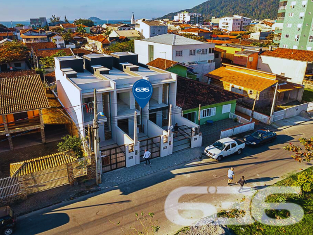 Sobrado Geminado Moderno na Praia da Enseada - São Francisco do Sul
Você está à procura de um imóvel novo, moderno e com acabamentos de alta qualidade em uma das mais belas praias de Santa Catarina? Este sobrado geminado é a escolha ideal para você e sua família. Localizado no bairro Enseada, em São Francisco do Sul, este imóvel oferece conforto, praticidade e um excelente custo-benefício.
Composição do imóvel:
* Dormitórios: 2
* Suíte: 1
* Banheiros: 2, incluindo um lavabo
* Garagem: 1 vaga
* Área de serviço: Sim
* Churrasqueira: Sim, espaço gourmet na parte externa
* Sala de estar e jantar: Amplas, integradas e iluminadas
* Cozinha: Conjugada com a sala, ideal para otimizar o espaço e promover a interação
* Sacada: Espaçosa, oferecendo um local perfeito para relaxar e apreciar a tranquilidade do bairro
A área externa é um dos grandes destaques deste imóvel. A churrasqueira com acabamento em pedra dá um toque rústico e aconchegante, ideal para reunir amigos e familiares para momentos especiais. A garagem oferece praticidade, enquanto as áreas sociais são perfeitas para quem gosta de receber visitas ou simplesmente aproveitar o conforto do lar.
Este imóvel está a poucos minutos da praia, permitindo que você desfrute de todo o charme e tranquilidade que São Francisco do Sul tem a oferecer. A localização é perfeita para quem busca qualidade de vida, com fácil acesso ao comércio local, escolas, farmácias e supermercados.
Porque Escolher Este Sobrado:
Este sobrado geminado é a combinação perfeita de modernidade, conforto e localização privilegiada. É a opção ideal para quem deseja investir em um imóvel novo, pronto para morar, em um dos bairros mais procurados de São Francisco do Sul. Não perca a oportunidade de realizar o sonho da casa própria em um local encantador, seguro e com toda a infraestrutura que você e sua família merecem.
Entre em contato conosco para agendar uma visita e venha conhecer de perto todos os detalhes que fazem deste imóvel uma excelente escolha. Na 636 Negócios Imobiliários, realizamos sonhos e construímos histórias de sucesso.
636 NEGÓCIOS IMOBILIÁRIOS: A SUA MELHOR ESCOLHA
Com mais de 30 anos de experiência, a 636 Negócios Imobiliários é sua parceira ideal para encontrar o imóvel perfeito. Estamos prontos para ajudá-lo a fazer deste imóvel o seu novo lar.
Telefone: (47) 3451-0636
WhatsApp: (47) 99190-0636
Não perca esta oportunidade única. Visite nosso site para mais informações: i636.com.br