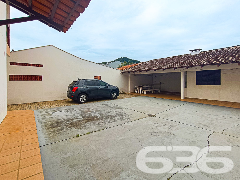 SUA CASA À BEIRA-MAR EM UBATUBA, SÃO FRANCISCO DO SUL: UMA OPORTUNIDADE RARA (5 QUARTOS)

Preparado para viver o sonho de morar perto do mar? Apresentamos a você este deslumbrante sobrado de 220m² de área construída, localizado em Ubatuba, São Francisco do Sul.

Esta espaçosa casa é um verdadeiro tesouro, situada a poucos metros da praia, na segunda quadra, com uma vista deslumbrante do nascer do sol e uma visão parcial do oceano.

Este imóvel oferece um estilo de vida invejável, com um espaço generoso e bem conservado. Sua fachada imponente e sua posição estratégica para aproveitar ao máximo a luz solar fazem dele um local ideal para relaxar e apreciar a tranquilidade da praia.

Com 5 dormitórios, esta casa é perfeita para famílias grandes ou para receber amigos em um ambiente confortável. A área de estar e jantar é ideal para compartilhar momentos especiais, enquanto a cozinha funcional oferece o espaço perfeito para preparar deliciosas refeições.

Com 4 vagas de garagem descobertas e 2 vagas cobertas, você terá espaço suficiente para receber visitantes. A área de festas com churrasqueira é ideal para churrascos à beira-mar, e a edícula adiciona uma dimensão adicional à propriedade.

Esta é a oportunidade que você esperava para aproveitar a brisa do oceano, viver perto do mar e abraçar o estilo de vida praiano. Entre em contato para agendar uma visita e não perca esta oportunidade única.

Telefone: 47 3448-3636
WhatsApp: 47 99190-0636

Imobiliária 636.