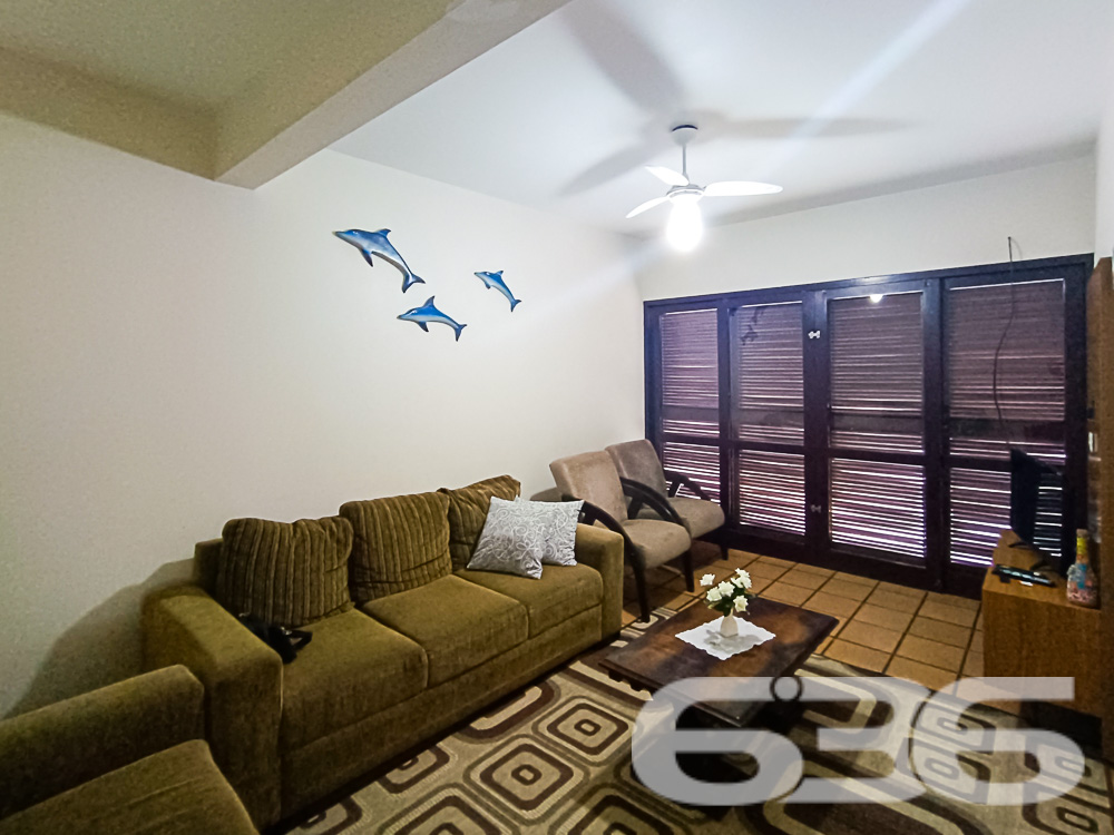 SUA CASA À BEIRA-MAR EM UBATUBA, SÃO FRANCISCO DO SUL: UMA OPORTUNIDADE RARA (5 QUARTOS)

Preparado para viver o sonho de morar perto do mar? Apresentamos a você este deslumbrante sobrado de 220m² de área construída, localizado em Ubatuba, São Francisco do Sul.

Esta espaçosa casa é um verdadeiro tesouro, situada a poucos metros da praia, na segunda quadra, com uma vista deslumbrante do nascer do sol e uma visão parcial do oceano.

Este imóvel oferece um estilo de vida invejável, com um espaço generoso e bem conservado. Sua fachada imponente e sua posição estratégica para aproveitar ao máximo a luz solar fazem dele um local ideal para relaxar e apreciar a tranquilidade da praia.

Com 5 dormitórios, esta casa é perfeita para famílias grandes ou para receber amigos em um ambiente confortável. A área de estar e jantar é ideal para compartilhar momentos especiais, enquanto a cozinha funcional oferece o espaço perfeito para preparar deliciosas refeições.

Com 4 vagas de garagem descobertas e 2 vagas cobertas, você terá espaço suficiente para receber visitantes. A área de festas com churrasqueira é ideal para churrascos à beira-mar, e a edícula adiciona uma dimensão adicional à propriedade.

Esta é a oportunidade que você esperava para aproveitar a brisa do oceano, viver perto do mar e abraçar o estilo de vida praiano. Entre em contato para agendar uma visita e não perca esta oportunidade única.

Telefone: 47 3448-3636
WhatsApp: 47 99190-0636

Imobiliária 636.