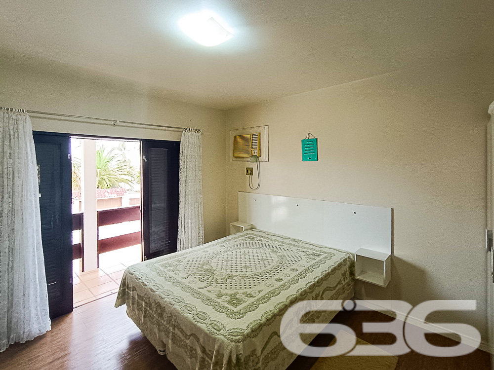 SUA CASA À BEIRA-MAR EM UBATUBA, SÃO FRANCISCO DO SUL: UMA OPORTUNIDADE RARA (5 QUARTOS)

Preparado para viver o sonho de morar perto do mar? Apresentamos a você este deslumbrante sobrado de 220m² de área construída, localizado em Ubatuba, São Francisco do Sul.

Esta espaçosa casa é um verdadeiro tesouro, situada a poucos metros da praia, na segunda quadra, com uma vista deslumbrante do nascer do sol e uma visão parcial do oceano.

Este imóvel oferece um estilo de vida invejável, com um espaço generoso e bem conservado. Sua fachada imponente e sua posição estratégica para aproveitar ao máximo a luz solar fazem dele um local ideal para relaxar e apreciar a tranquilidade da praia.

Com 5 dormitórios, esta casa é perfeita para famílias grandes ou para receber amigos em um ambiente confortável. A área de estar e jantar é ideal para compartilhar momentos especiais, enquanto a cozinha funcional oferece o espaço perfeito para preparar deliciosas refeições.

Com 4 vagas de garagem descobertas e 2 vagas cobertas, você terá espaço suficiente para receber visitantes. A área de festas com churrasqueira é ideal para churrascos à beira-mar, e a edícula adiciona uma dimensão adicional à propriedade.

Esta é a oportunidade que você esperava para aproveitar a brisa do oceano, viver perto do mar e abraçar o estilo de vida praiano. Entre em contato para agendar uma visita e não perca esta oportunidade única.

Telefone: 47 3448-3636
WhatsApp: 47 99190-0636

Imobiliária 636.