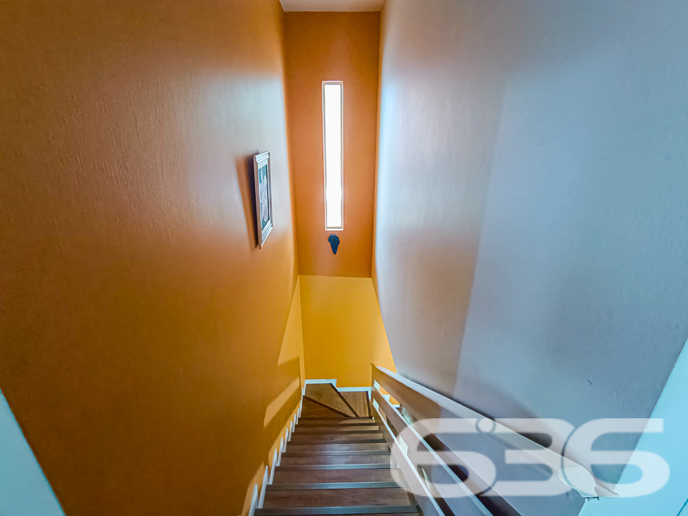 SUA CASA À BEIRA-MAR EM UBATUBA, SÃO FRANCISCO DO SUL: UMA OPORTUNIDADE RARA (5 QUARTOS)

Preparado para viver o sonho de morar perto do mar? Apresentamos a você este deslumbrante sobrado de 220m² de área construída, localizado em Ubatuba, São Francisco do Sul.

Esta espaçosa casa é um verdadeiro tesouro, situada a poucos metros da praia, na segunda quadra, com uma vista deslumbrante do nascer do sol e uma visão parcial do oceano.

Este imóvel oferece um estilo de vida invejável, com um espaço generoso e bem conservado. Sua fachada imponente e sua posição estratégica para aproveitar ao máximo a luz solar fazem dele um local ideal para relaxar e apreciar a tranquilidade da praia.

Com 5 dormitórios, esta casa é perfeita para famílias grandes ou para receber amigos em um ambiente confortável. A área de estar e jantar é ideal para compartilhar momentos especiais, enquanto a cozinha funcional oferece o espaço perfeito para preparar deliciosas refeições.

Com 4 vagas de garagem descobertas e 2 vagas cobertas, você terá espaço suficiente para receber visitantes. A área de festas com churrasqueira é ideal para churrascos à beira-mar, e a edícula adiciona uma dimensão adicional à propriedade.

Esta é a oportunidade que você esperava para aproveitar a brisa do oceano, viver perto do mar e abraçar o estilo de vida praiano. Entre em contato para agendar uma visita e não perca esta oportunidade única.

Telefone: 47 3448-3636
WhatsApp: 47 99190-0636

Imobiliária 636.