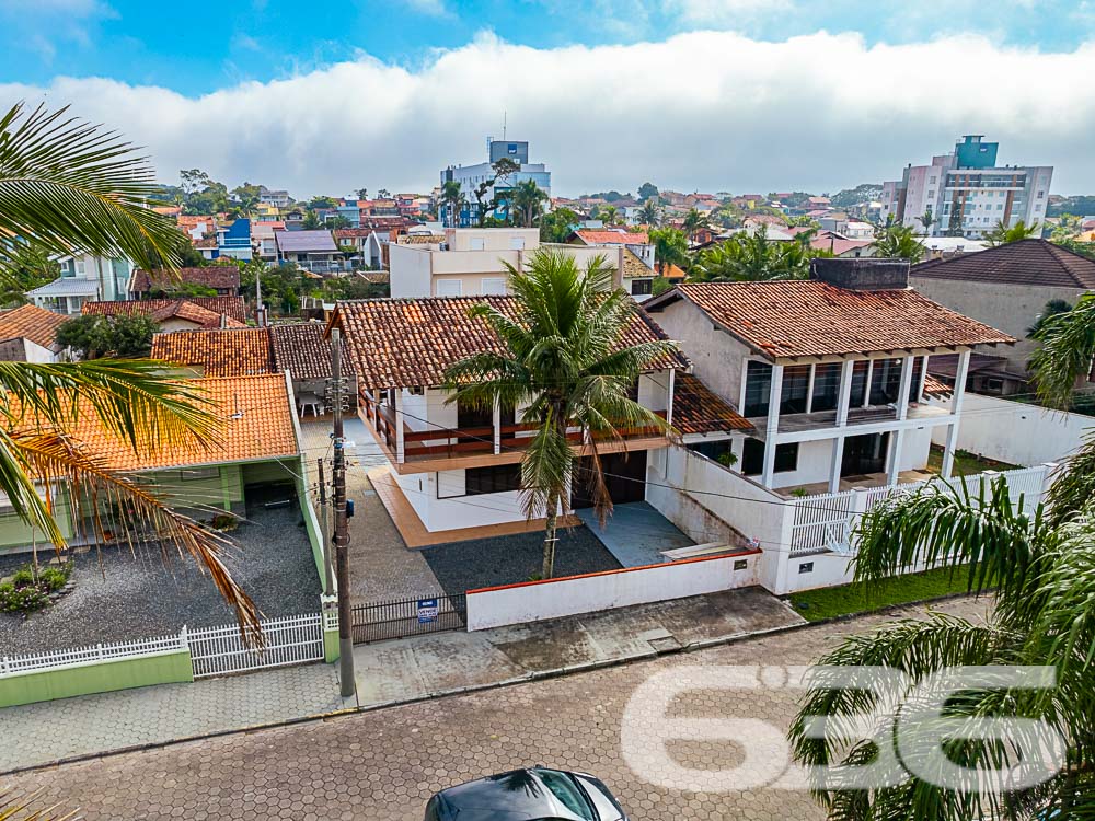 SUA CASA À BEIRA-MAR EM UBATUBA, SÃO FRANCISCO DO SUL: UMA OPORTUNIDADE RARA (5 QUARTOS)

Preparado para viver o sonho de morar perto do mar? Apresentamos a você este deslumbrante sobrado de 220m² de área construída, localizado em Ubatuba, São Francisco do Sul.

Esta espaçosa casa é um verdadeiro tesouro, situada a poucos metros da praia, na segunda quadra, com uma vista deslumbrante do nascer do sol e uma visão parcial do oceano.

Este imóvel oferece um estilo de vida invejável, com um espaço generoso e bem conservado. Sua fachada imponente e sua posição estratégica para aproveitar ao máximo a luz solar fazem dele um local ideal para relaxar e apreciar a tranquilidade da praia.

Com 5 dormitórios, esta casa é perfeita para famílias grandes ou para receber amigos em um ambiente confortável. A área de estar e jantar é ideal para compartilhar momentos especiais, enquanto a cozinha funcional oferece o espaço perfeito para preparar deliciosas refeições.

Com 4 vagas de garagem descobertas e 2 vagas cobertas, você terá espaço suficiente para receber visitantes. A área de festas com churrasqueira é ideal para churrascos à beira-mar, e a edícula adiciona uma dimensão adicional à propriedade.

Esta é a oportunidade que você esperava para aproveitar a brisa do oceano, viver perto do mar e abraçar o estilo de vida praiano. Entre em contato para agendar uma visita e não perca esta oportunidade única.

Telefone: 47 3448-3636
WhatsApp: 47 99190-0636

Imobiliária 636.
