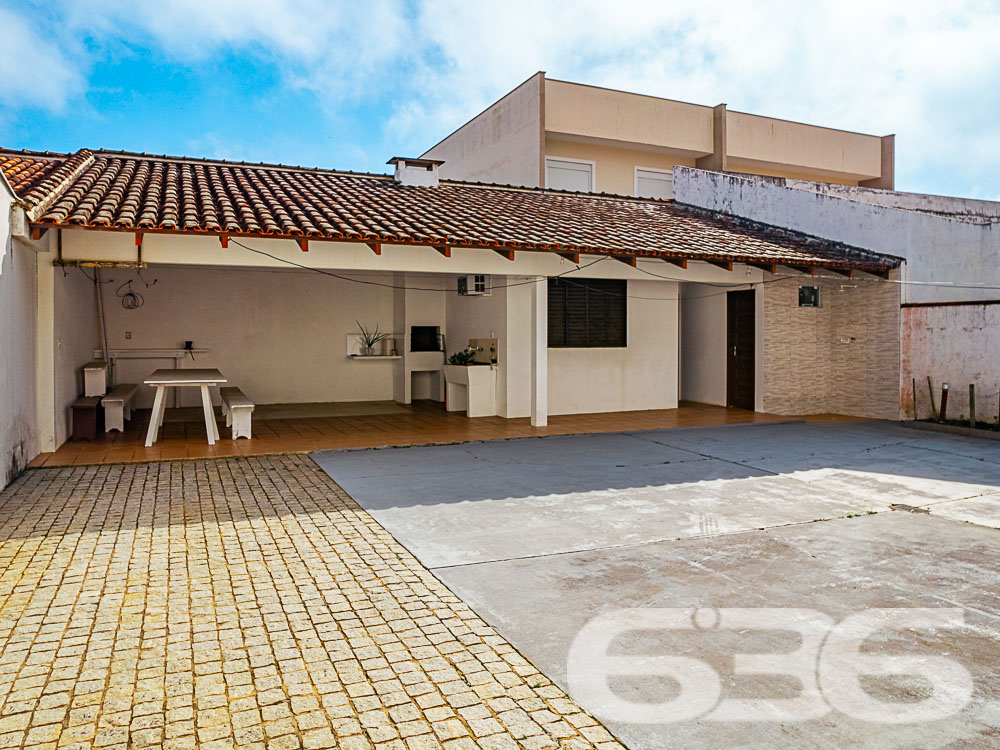 SUA CASA À BEIRA-MAR EM UBATUBA, SÃO FRANCISCO DO SUL: UMA OPORTUNIDADE RARA (5 QUARTOS)

Preparado para viver o sonho de morar perto do mar? Apresentamos a você este deslumbrante sobrado de 220m² de área construída, localizado em Ubatuba, São Francisco do Sul.

Esta espaçosa casa é um verdadeiro tesouro, situada a poucos metros da praia, na segunda quadra, com uma vista deslumbrante do nascer do sol e uma visão parcial do oceano.

Este imóvel oferece um estilo de vida invejável, com um espaço generoso e bem conservado. Sua fachada imponente e sua posição estratégica para aproveitar ao máximo a luz solar fazem dele um local ideal para relaxar e apreciar a tranquilidade da praia.

Com 5 dormitórios, esta casa é perfeita para famílias grandes ou para receber amigos em um ambiente confortável. A área de estar e jantar é ideal para compartilhar momentos especiais, enquanto a cozinha funcional oferece o espaço perfeito para preparar deliciosas refeições.

Com 4 vagas de garagem descobertas e 2 vagas cobertas, você terá espaço suficiente para receber visitantes. A área de festas com churrasqueira é ideal para churrascos à beira-mar, e a edícula adiciona uma dimensão adicional à propriedade.

Esta é a oportunidade que você esperava para aproveitar a brisa do oceano, viver perto do mar e abraçar o estilo de vida praiano. Entre em contato para agendar uma visita e não perca esta oportunidade única.

Telefone: 47 3448-3636
WhatsApp: 47 99190-0636

Imobiliária 636.