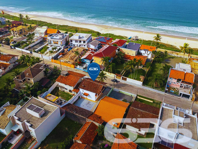 SUA CASA À BEIRA-MAR EM UBATUBA, SÃO FRANCISCO DO SUL: UMA OPORTUNIDADE RARA (5 QUARTOS)

Preparado para viver o sonho de morar perto do mar? Apresentamos a você este deslumbrante sobrado de 220m² de área construída, localizado em Ubatuba, São Francisco do Sul.

Esta espaçosa casa é um verdadeiro tesouro, situada a poucos metros da praia, na segunda quadra, com uma vista deslumbrante do nascer do sol e uma visão parcial do oceano.

Este imóvel oferece um estilo de vida invejável, com um espaço generoso e bem conservado. Sua fachada imponente e sua posição estratégica para aproveitar ao máximo a luz solar fazem dele um local ideal para relaxar e apreciar a tranquilidade da praia.

Com 5 dormitórios, esta casa é perfeita para famílias grandes ou para receber amigos em um ambiente confortável. A área de estar e jantar é ideal para compartilhar momentos especiais, enquanto a cozinha funcional oferece o espaço perfeito para preparar deliciosas refeições.

Com 4 vagas de garagem descobertas e 2 vagas cobertas, você terá espaço suficiente para receber visitantes. A área de festas com churrasqueira é ideal para churrascos à beira-mar, e a edícula adiciona uma dimensão adicional à propriedade.

Esta é a oportunidade que você esperava para aproveitar a brisa do oceano, viver perto do mar e abraçar o estilo de vida praiano. Entre em contato para agendar uma visita e não perca esta oportunidade única.

Telefone: 47 3448-3636
WhatsApp: 47 99190-0636

Imobiliária 636.