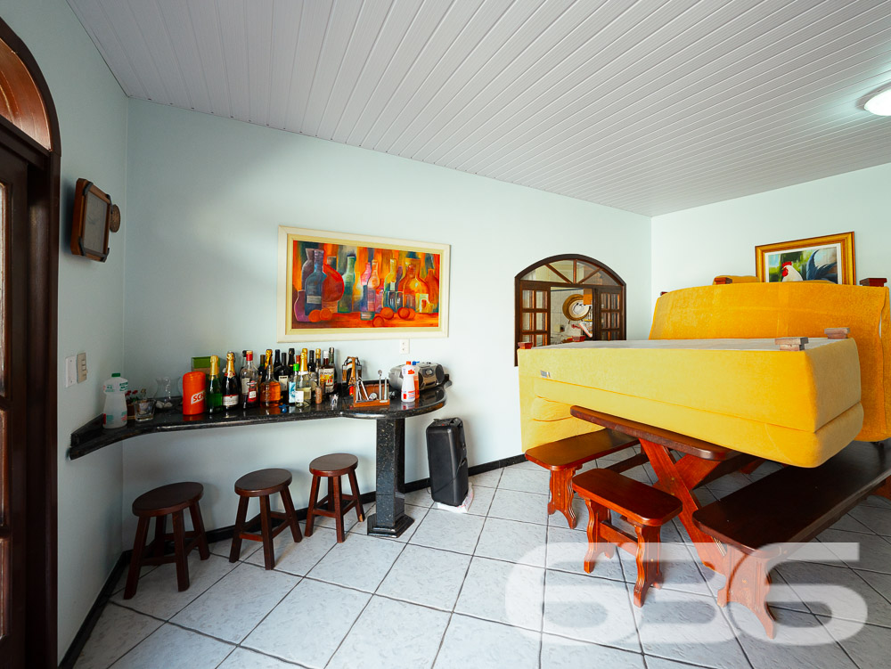 BELA CASA A VENDA, VENHA CONHECER ESTE IMÓVEL NO BAIRRO FLORESTA - ESTUDA PERMUTA

Descubra o conforto em um imóvel averbado de 361,36m², localizado no bairro Floresta, em Joinville. Esta casa espetacular oferece uma combinação perfeita de design moderno, comodidades de alta qualidade e uma localização estratégica próxima a todas as necessidades do dia a dia.

COMPOSIÇÃO E EXPERIÊNCIA:
A casa é composta por uma suíte com closet + 2 dormitórios, três banheiros e duas garagens cobertas. A sala de estar e jantar são espaçosas, ideais para receber amigos e familiares. A cozinha gourmet e a área de festas com churrasqueira e fogão a lenha são perfeitas para os amantes da boa culinária. Além disso, o imóvel conta com um home office, despensa e um belo jardim.

LOCALIZAÇÃO PRIVILEGIADA:
Situada no bairro Floresta, a propriedade está próxima de escolas, mercados, terminal de ônibus e agências bancárias. Tudo o que você precisa está ao alcance de suas mãos.

636 NEGÓCIOS IMOBILIÁRIOS: A SUA MELHOR ESCOLHA
Com mais de 30 anos de experiência, a 636 Negócios Imobiliários é a sua parceira confiável na busca pelo lar ideal. Os móveis planejados ficam no imóvel, tornando esta oferta ainda mais atraente. Entre em contato conosco para mais informações.
Telefone: (47) 3451-0636
WhatsApp: (47) 99190-0636