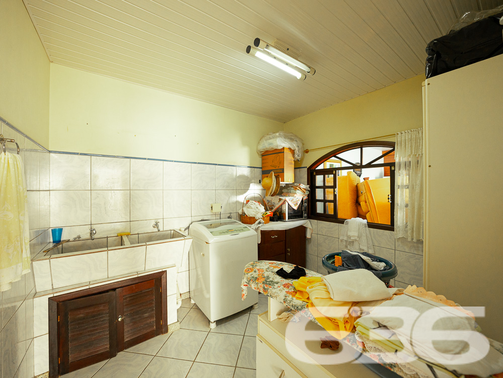 BELA CASA A VENDA, VENHA CONHECER ESTE IMÓVEL NO BAIRRO FLORESTA - ESTUDA PERMUTA

Descubra o conforto em um imóvel averbado de 361,36m², localizado no bairro Floresta, em Joinville. Esta casa espetacular oferece uma combinação perfeita de design moderno, comodidades de alta qualidade e uma localização estratégica próxima a todas as necessidades do dia a dia.

COMPOSIÇÃO E EXPERIÊNCIA:
A casa é composta por uma suíte com closet + 2 dormitórios, três banheiros e duas garagens cobertas. A sala de estar e jantar são espaçosas, ideais para receber amigos e familiares. A cozinha gourmet e a área de festas com churrasqueira e fogão a lenha são perfeitas para os amantes da boa culinária. Além disso, o imóvel conta com um home office, despensa e um belo jardim.

LOCALIZAÇÃO PRIVILEGIADA:
Situada no bairro Floresta, a propriedade está próxima de escolas, mercados, terminal de ônibus e agências bancárias. Tudo o que você precisa está ao alcance de suas mãos.

636 NEGÓCIOS IMOBILIÁRIOS: A SUA MELHOR ESCOLHA
Com mais de 30 anos de experiência, a 636 Negócios Imobiliários é a sua parceira confiável na busca pelo lar ideal. Os móveis planejados ficam no imóvel, tornando esta oferta ainda mais atraente. Entre em contato conosco para mais informações.
Telefone: (47) 3451-0636
WhatsApp: (47) 99190-0636