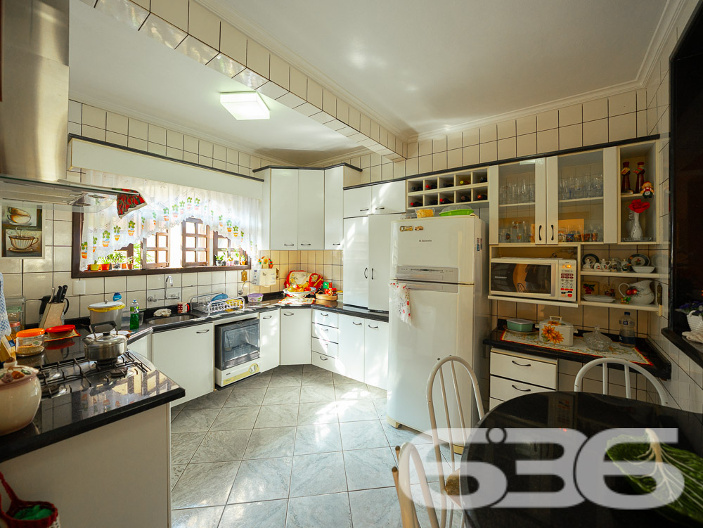 BELA CASA A VENDA, VENHA CONHECER ESTE IMÓVEL NO BAIRRO FLORESTA - ESTUDA PERMUTA

Descubra o conforto em um imóvel averbado de 361,36m², localizado no bairro Floresta, em Joinville. Esta casa espetacular oferece uma combinação perfeita de design moderno, comodidades de alta qualidade e uma localização estratégica próxima a todas as necessidades do dia a dia.

COMPOSIÇÃO E EXPERIÊNCIA:
A casa é composta por uma suíte com closet + 2 dormitórios, três banheiros e duas garagens cobertas. A sala de estar e jantar são espaçosas, ideais para receber amigos e familiares. A cozinha gourmet e a área de festas com churrasqueira e fogão a lenha são perfeitas para os amantes da boa culinária. Além disso, o imóvel conta com um home office, despensa e um belo jardim.

LOCALIZAÇÃO PRIVILEGIADA:
Situada no bairro Floresta, a propriedade está próxima de escolas, mercados, terminal de ônibus e agências bancárias. Tudo o que você precisa está ao alcance de suas mãos.

636 NEGÓCIOS IMOBILIÁRIOS: A SUA MELHOR ESCOLHA
Com mais de 30 anos de experiência, a 636 Negócios Imobiliários é a sua parceira confiável na busca pelo lar ideal. Os móveis planejados ficam no imóvel, tornando esta oferta ainda mais atraente. Entre em contato conosco para mais informações.
Telefone: (47) 3451-0636
WhatsApp: (47) 99190-0636