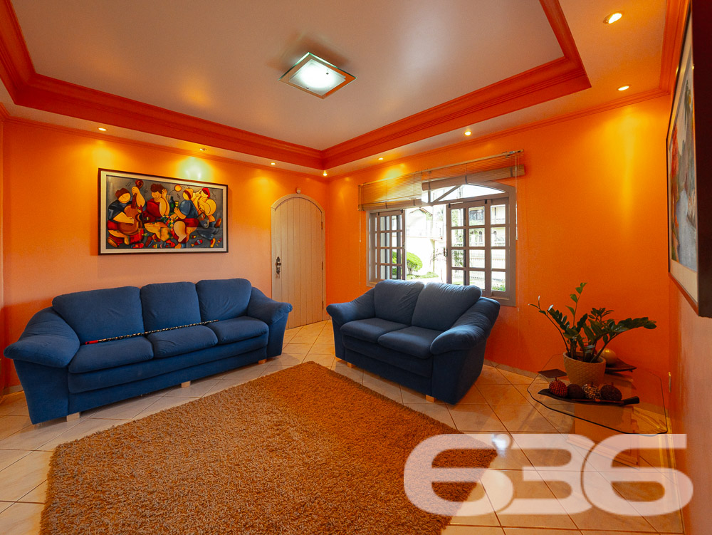BELA CASA A VENDA, VENHA CONHECER ESTE IMÓVEL NO BAIRRO FLORESTA - ESTUDA PERMUTA

Descubra o conforto em um imóvel averbado de 361,36m², localizado no bairro Floresta, em Joinville. Esta casa espetacular oferece uma combinação perfeita de design moderno, comodidades de alta qualidade e uma localização estratégica próxima a todas as necessidades do dia a dia.

COMPOSIÇÃO E EXPERIÊNCIA:
A casa é composta por uma suíte com closet + 2 dormitórios, três banheiros e duas garagens cobertas. A sala de estar e jantar são espaçosas, ideais para receber amigos e familiares. A cozinha gourmet e a área de festas com churrasqueira e fogão a lenha são perfeitas para os amantes da boa culinária. Além disso, o imóvel conta com um home office, despensa e um belo jardim.

LOCALIZAÇÃO PRIVILEGIADA:
Situada no bairro Floresta, a propriedade está próxima de escolas, mercados, terminal de ônibus e agências bancárias. Tudo o que você precisa está ao alcance de suas mãos.

636 NEGÓCIOS IMOBILIÁRIOS: A SUA MELHOR ESCOLHA
Com mais de 30 anos de experiência, a 636 Negócios Imobiliários é a sua parceira confiável na busca pelo lar ideal. Os móveis planejados ficam no imóvel, tornando esta oferta ainda mais atraente. Entre em contato conosco para mais informações.
Telefone: (47) 3451-0636
WhatsApp: (47) 99190-0636